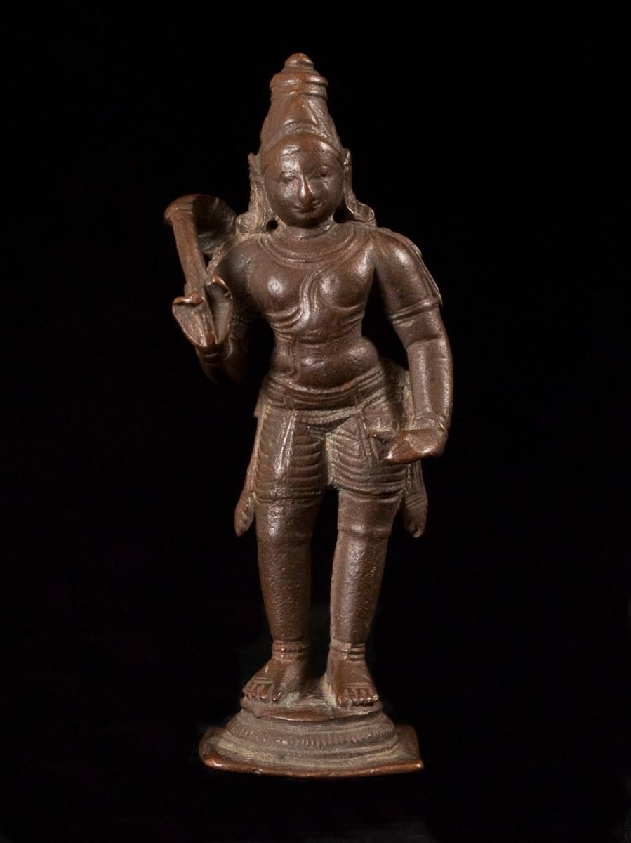 Figurine du Seigneur Vishnu en bronze coulé à la cire perdue, Inde, 16e-17e siècle

Vishnu est l'un des principaux dieux hindous, adoré en tant que protecteur et conservateur du monde et restaurateur du dharma (ordre moral). Vishnu est