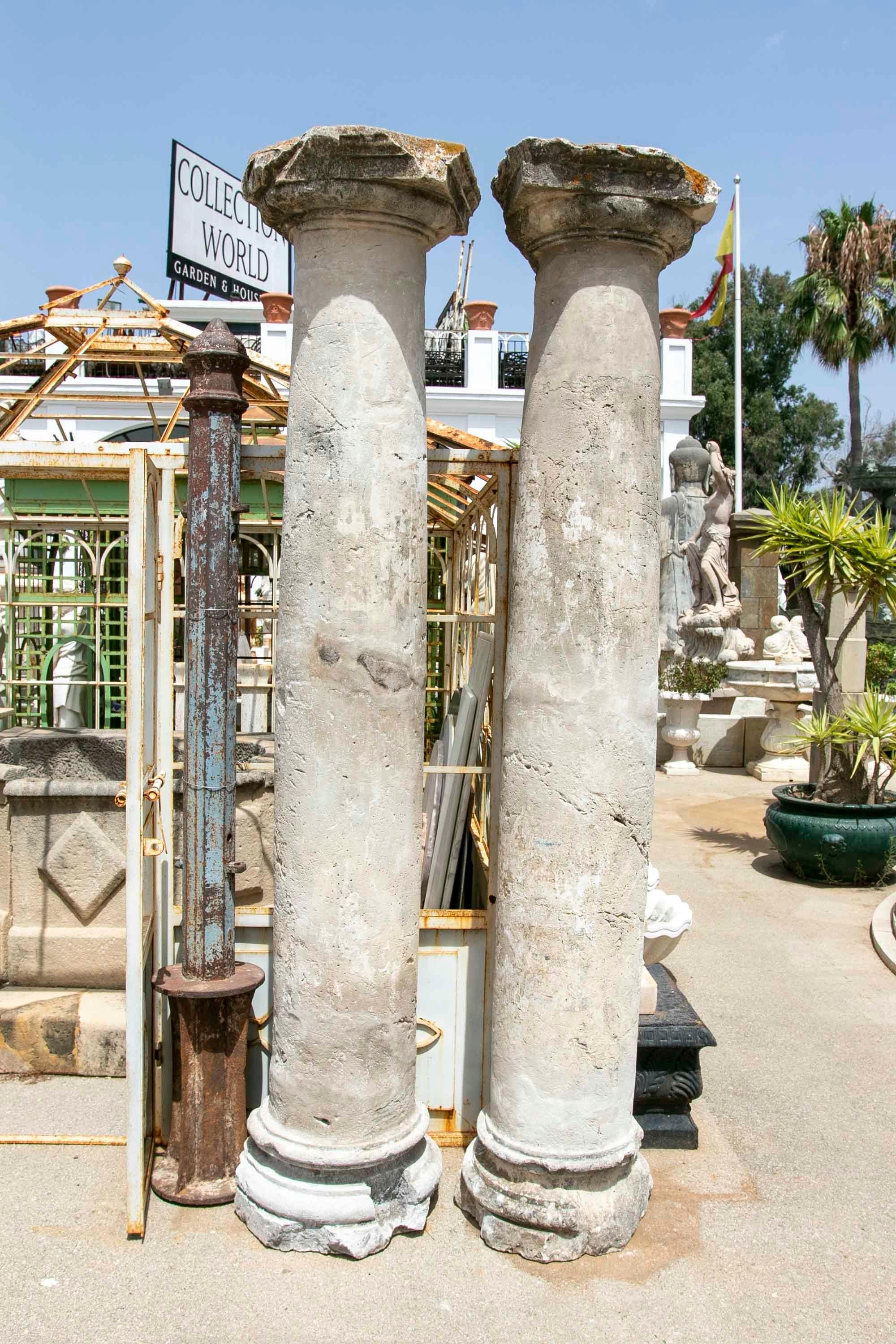 Ensemble de quatre colonnes de pierre de style toscan du 16e-17e siècle en Espagne 

Les mesures des colonnes, de gauche à droite, sont les suivantes :

-260x51x51cm
-242x46x46cm
-268x50x50cm
-268x50x50cm