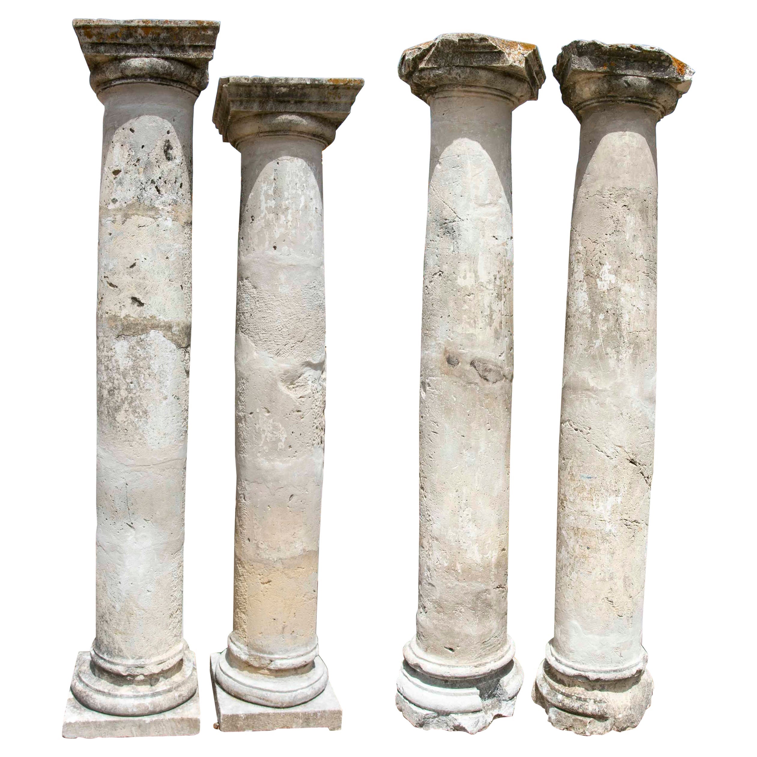 Conjunto español del siglo XVI-XVII de cuatro columnas de piedra de estilo toscano