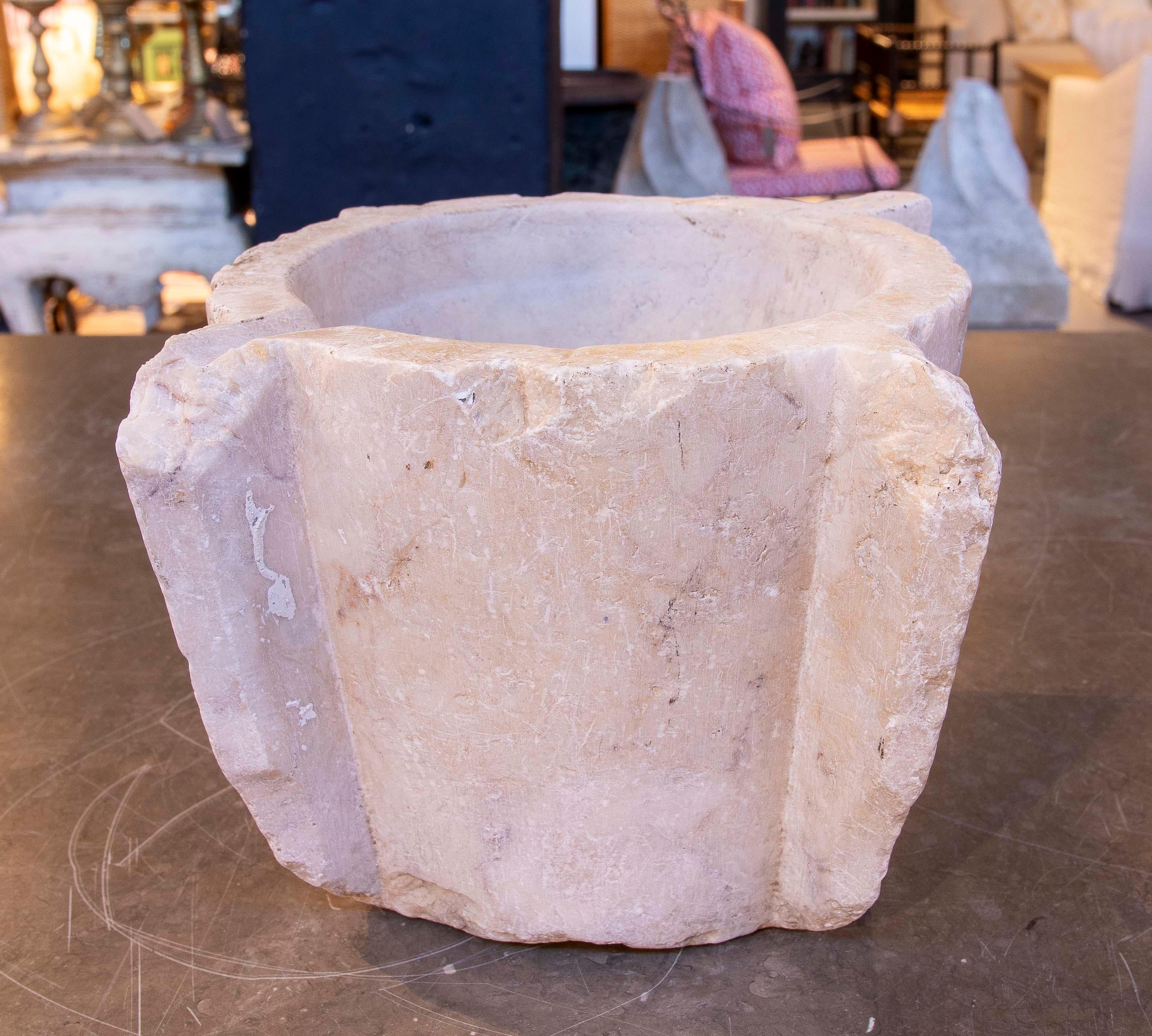 Dieser antike gotische Mörser ist ein einzigartiges Stück von großem historischem und ästhetischem Wert. Er wurde von Hand aus einem einzigen Block aus hellem Marmor geschnitzt. Die robuste Form und die skulpturalen Seitenrippen erinnern an die