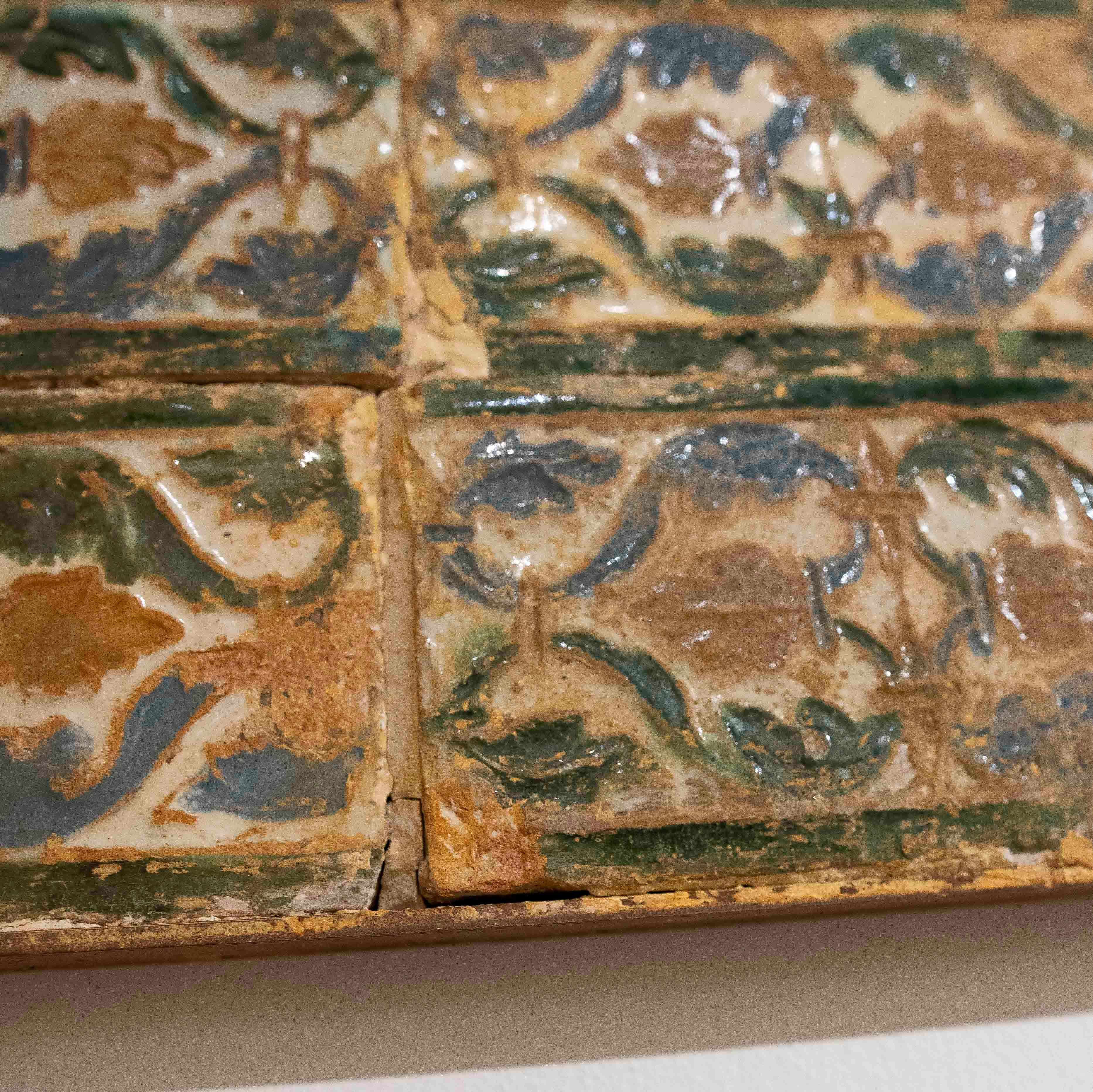 16th Antique Panel of Rectangular Tiles with Glazed Plant Motifs Frames im Angebot 3