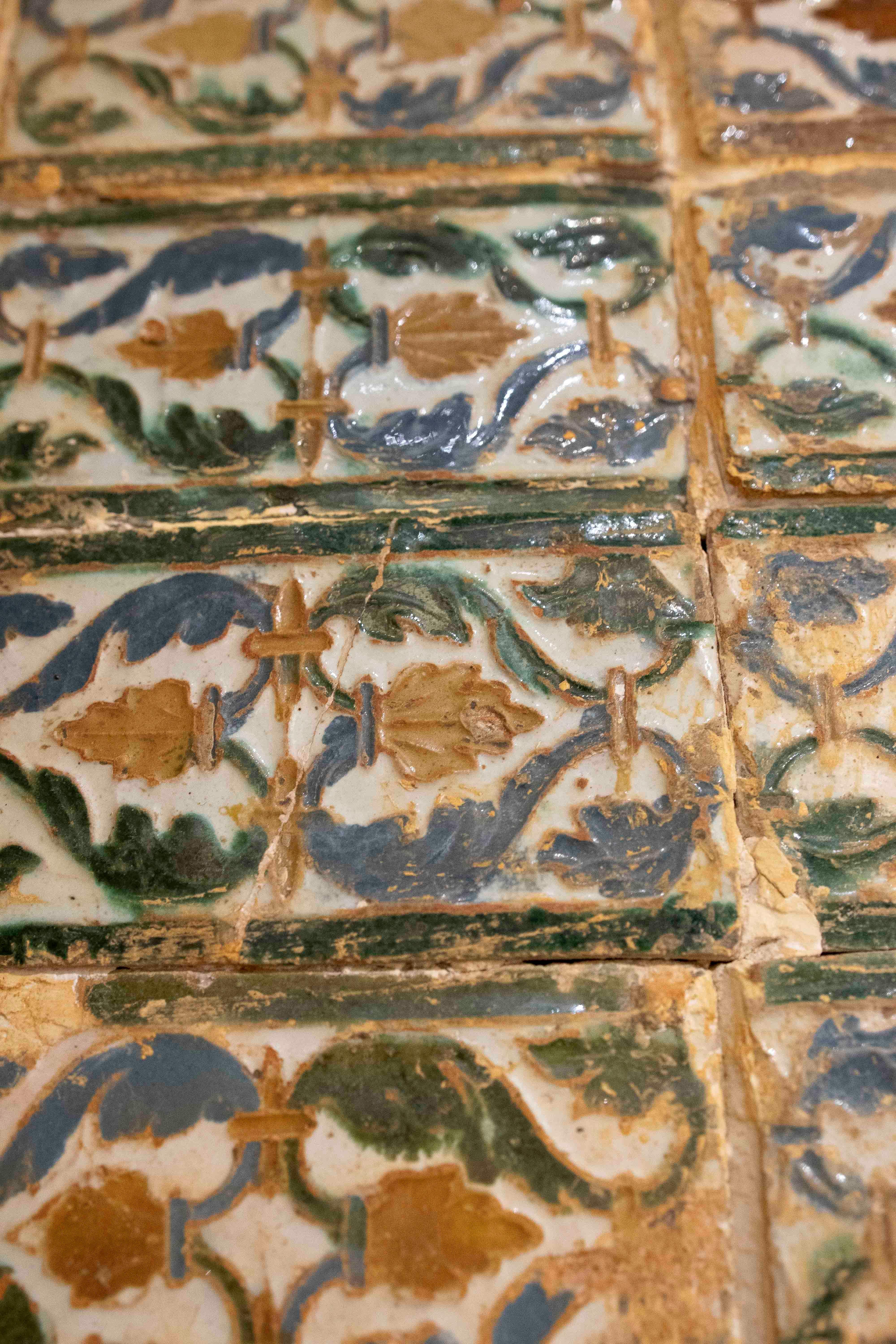 16th Antique Panel of Rectangular Tiles with Glazed Plant Motifs Frames im Angebot 4