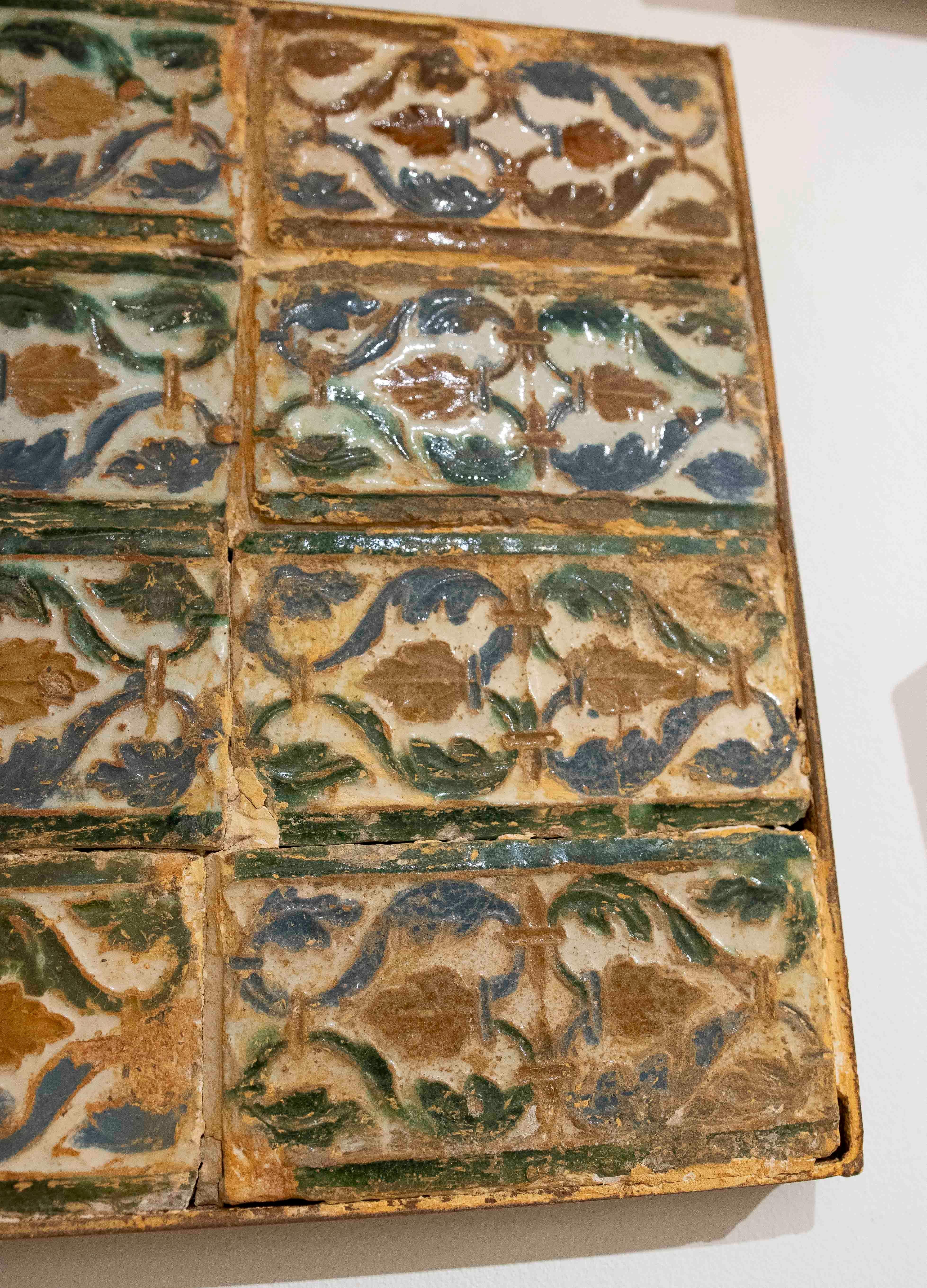 16th Antique Panel of Rectangular Tiles with Glazed Plant Motifs Frames (Glasiert) im Angebot