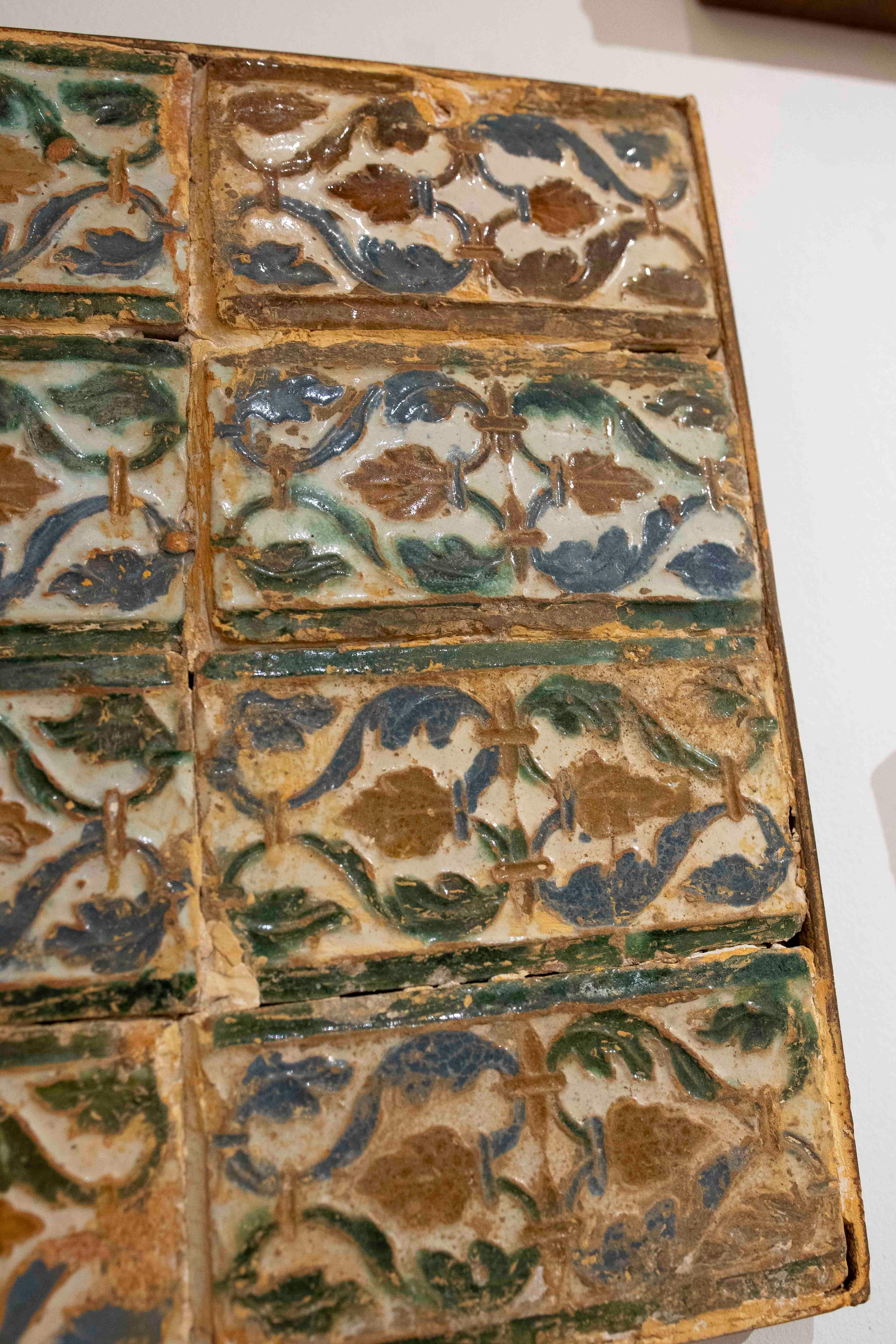 16th Antique Panel of Rectangular Tiles with Glazed Plant Motifs Frames im Zustand „Gut“ im Angebot in Marbella, ES