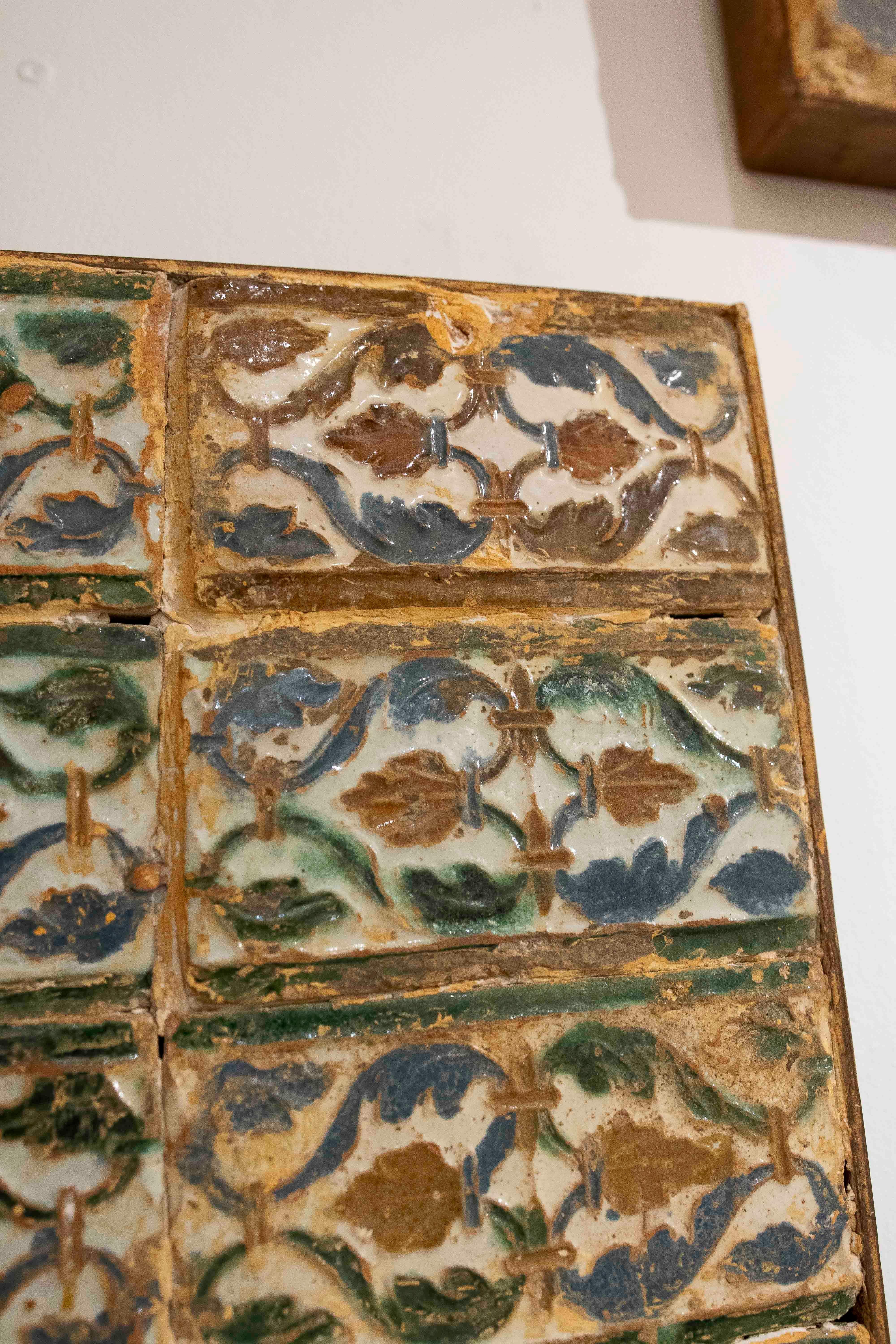 16th Antique Panel of Rectangular Tiles with Glazed Plant Motifs Frames (18. Jahrhundert und früher) im Angebot
