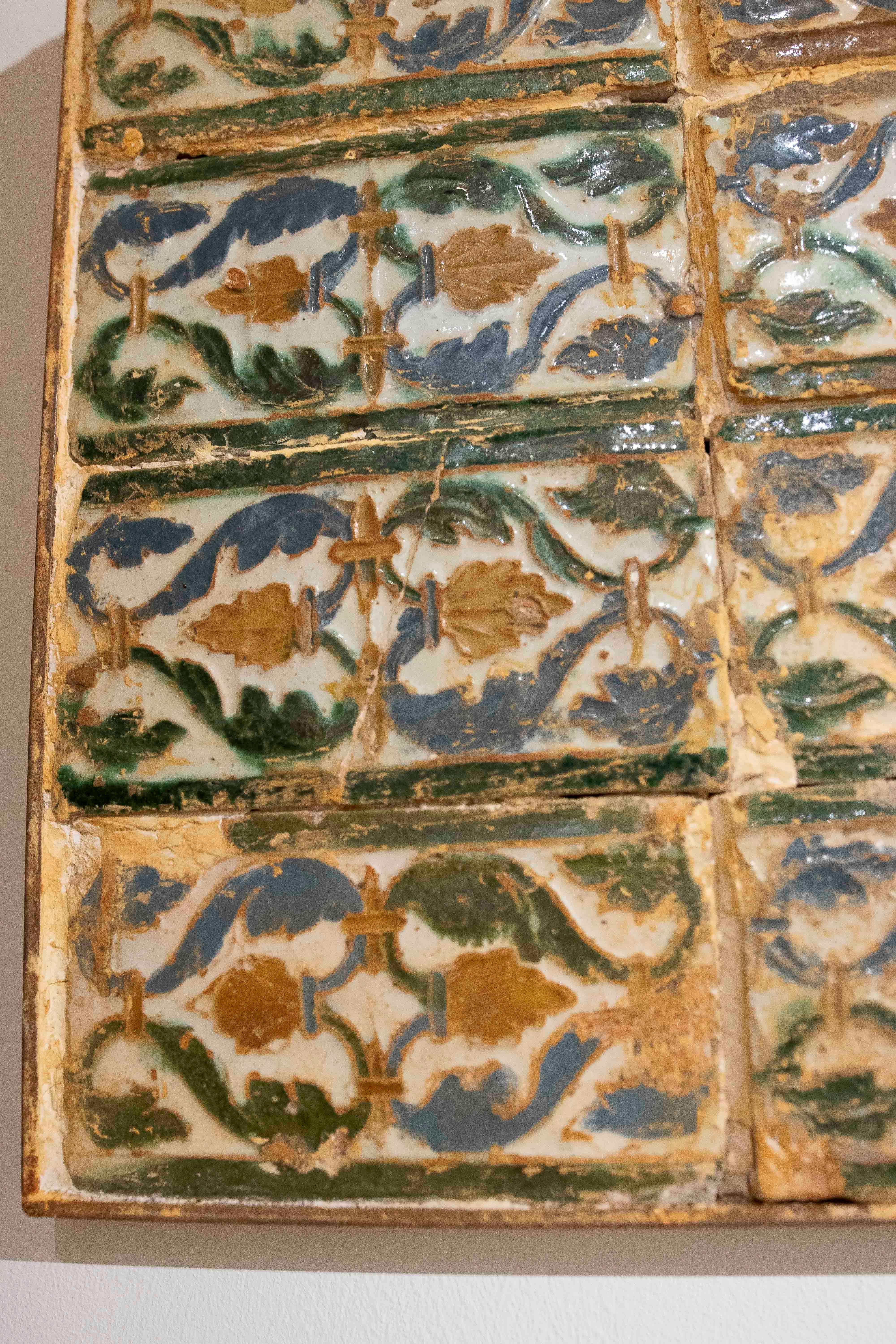 16th Antique Panel of Rectangular Tiles with Glazed Plant Motifs Frames im Angebot 1