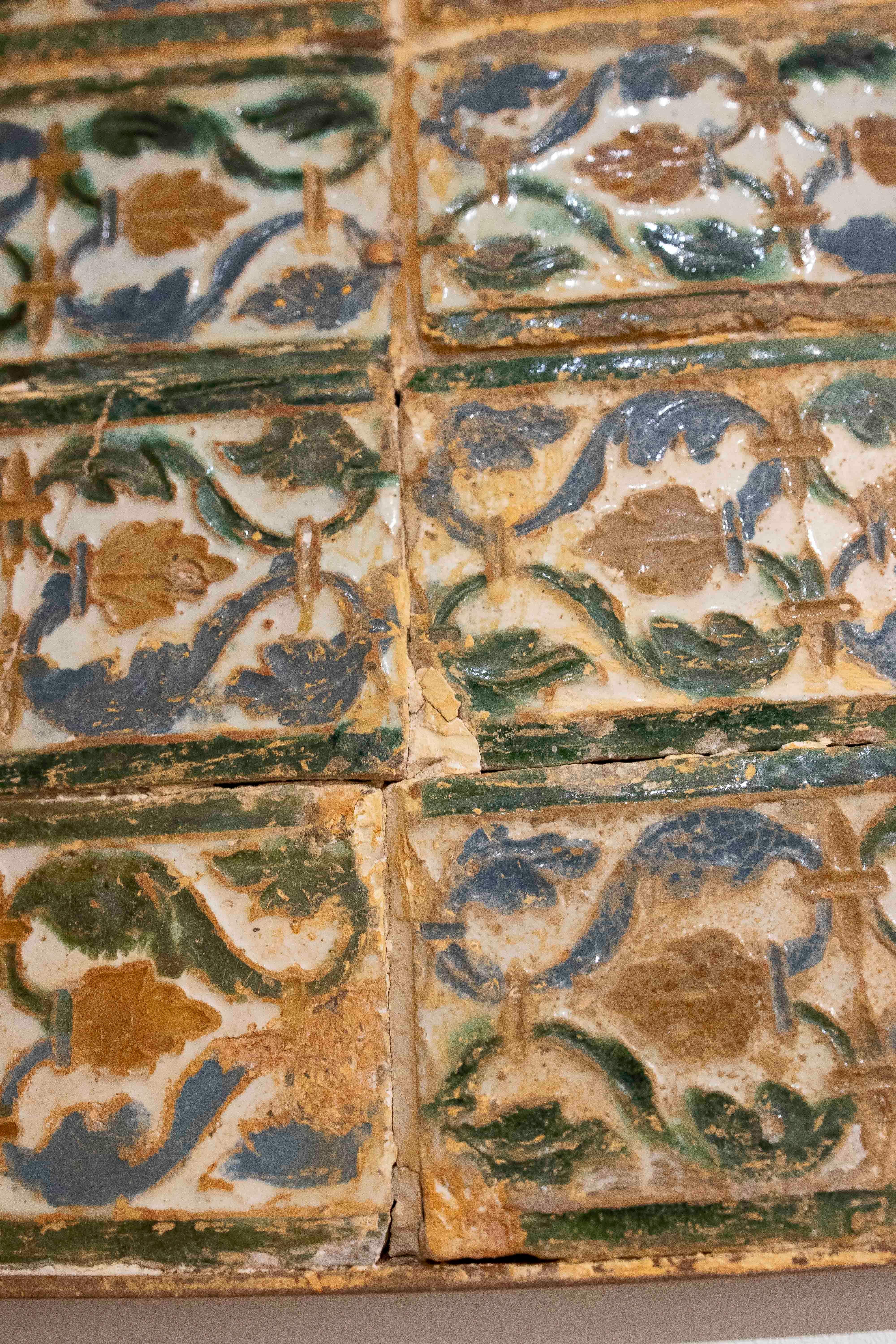 16th Antique Panel of Rectangular Tiles with Glazed Plant Motifs Frames im Angebot 2