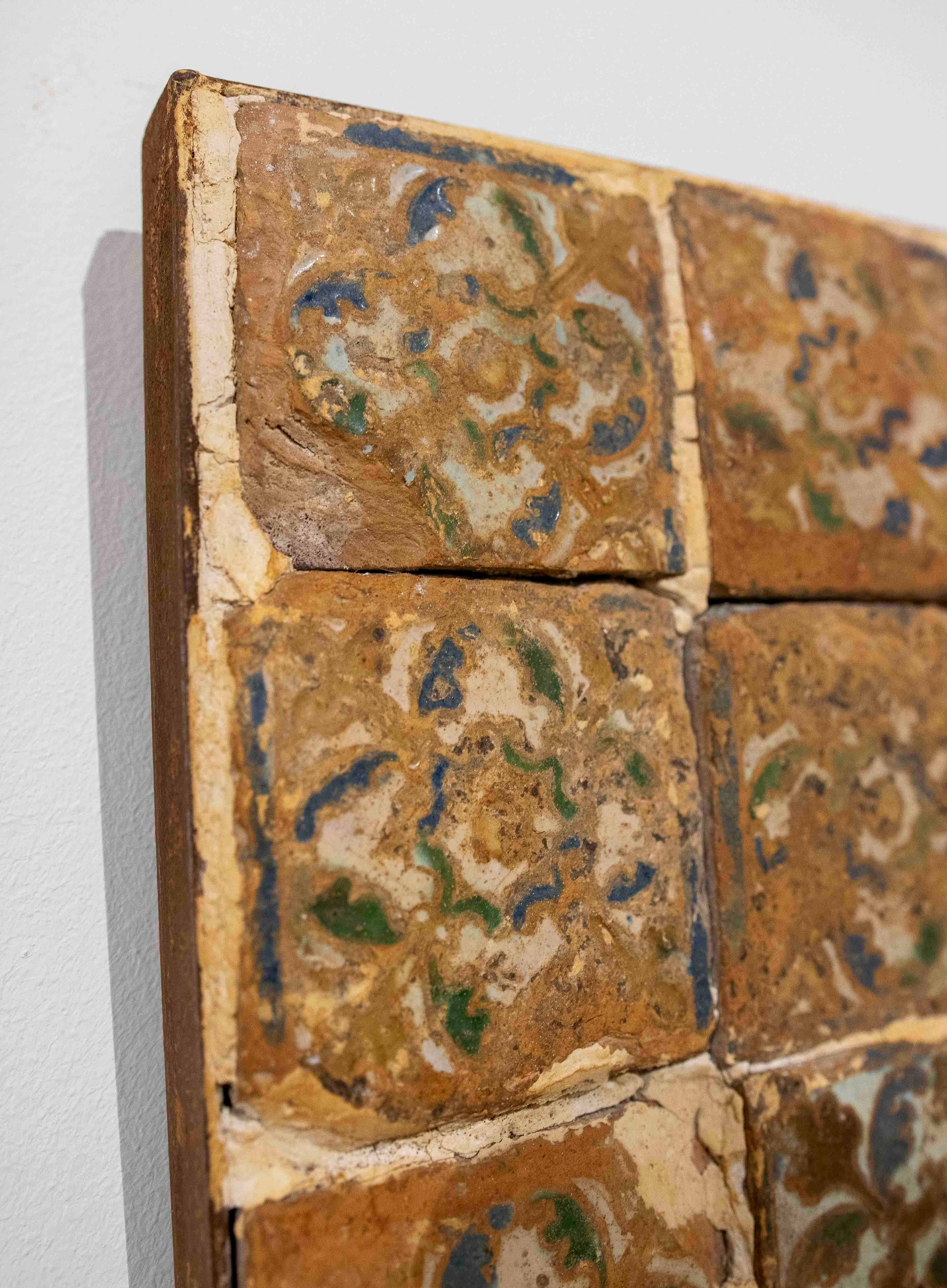 16th Antique Panel of Twelve Antique Tiles with Floral Motifs Bon état - En vente à Marbella, ES