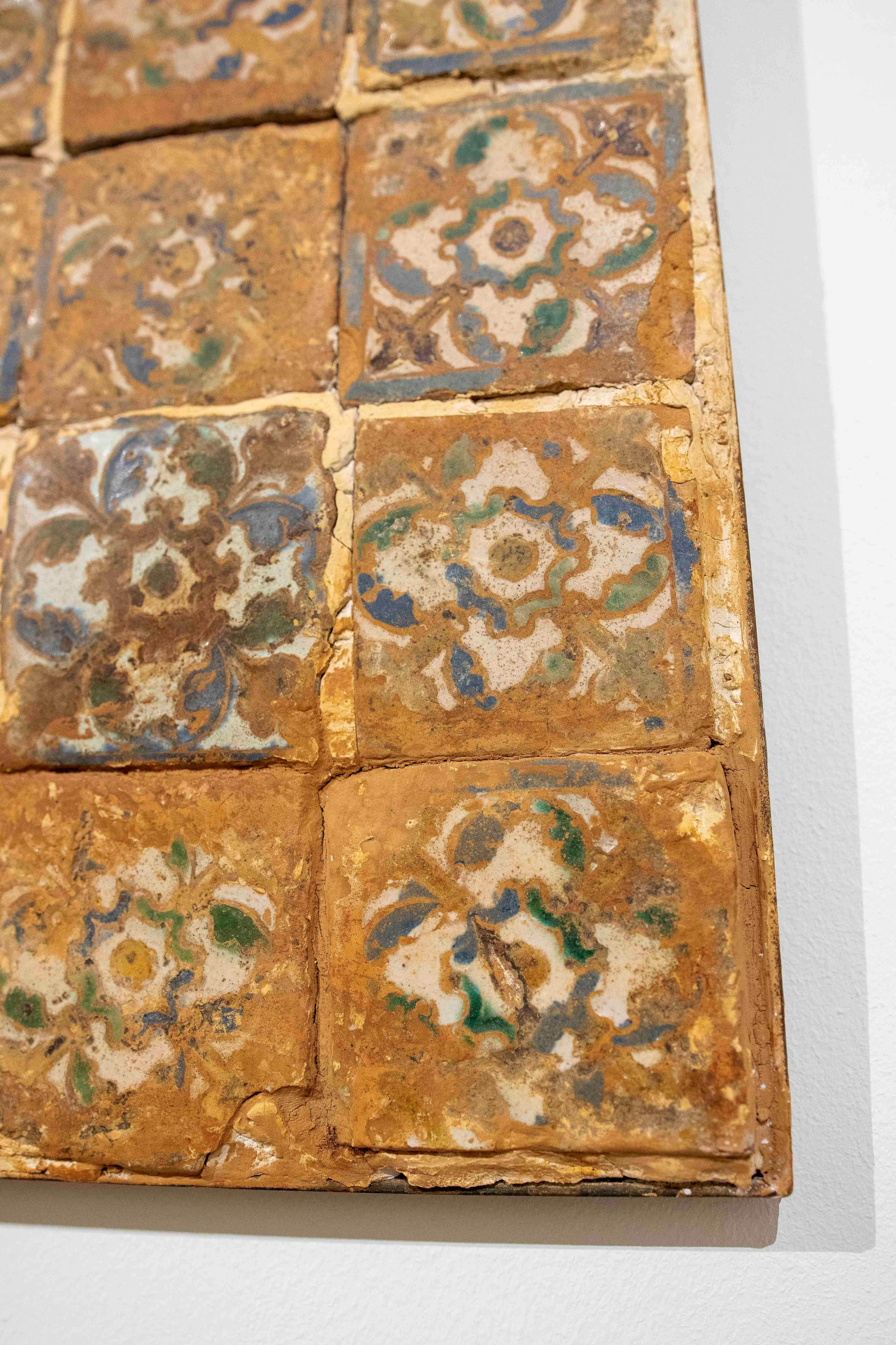 XVIIIe siècle et antérieur 16th Antique Panel of Twelve Antique Tiles with Floral Motifs en vente