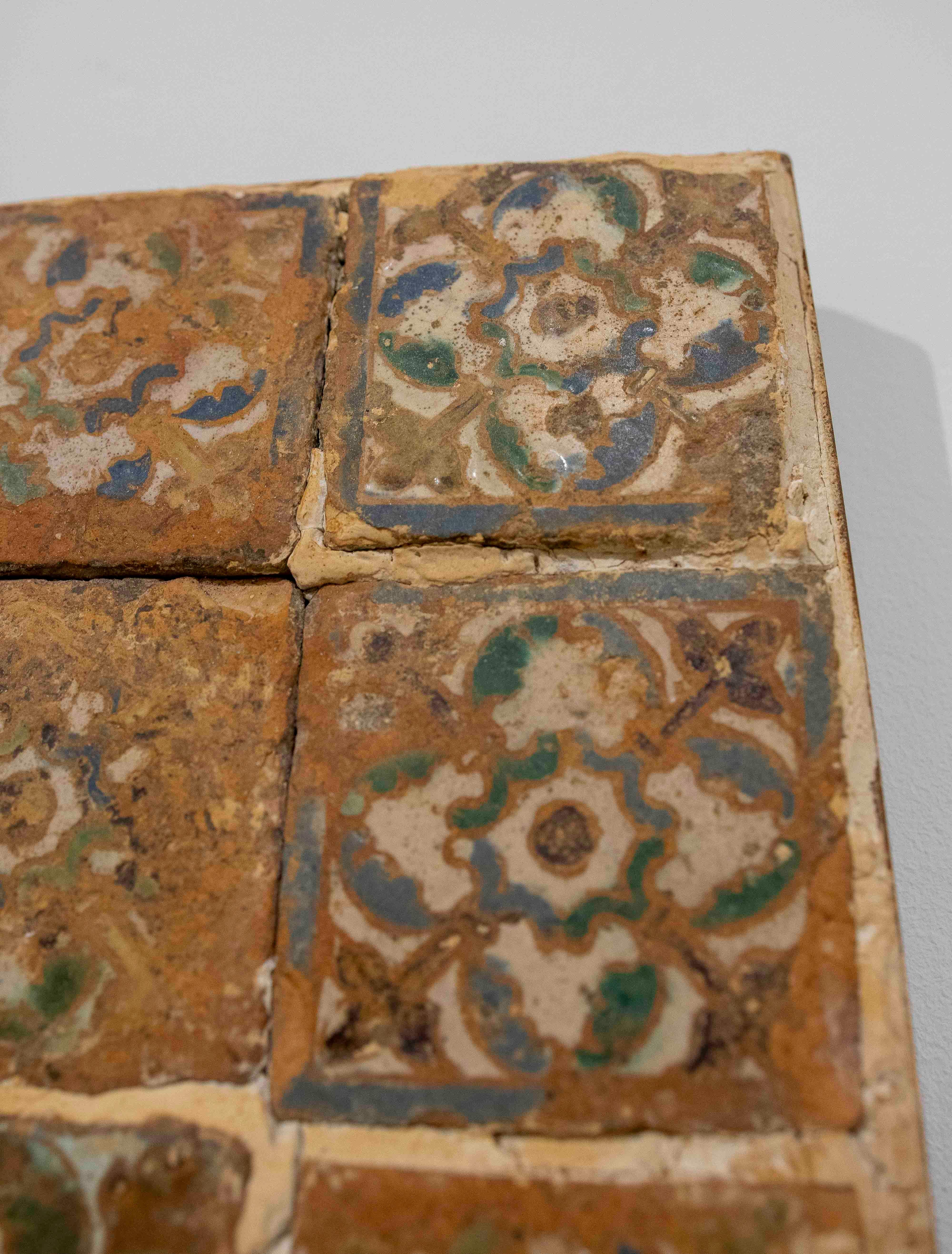 Céramique 16th Antique Panel of Twelve Antique Tiles with Floral Motifs en vente