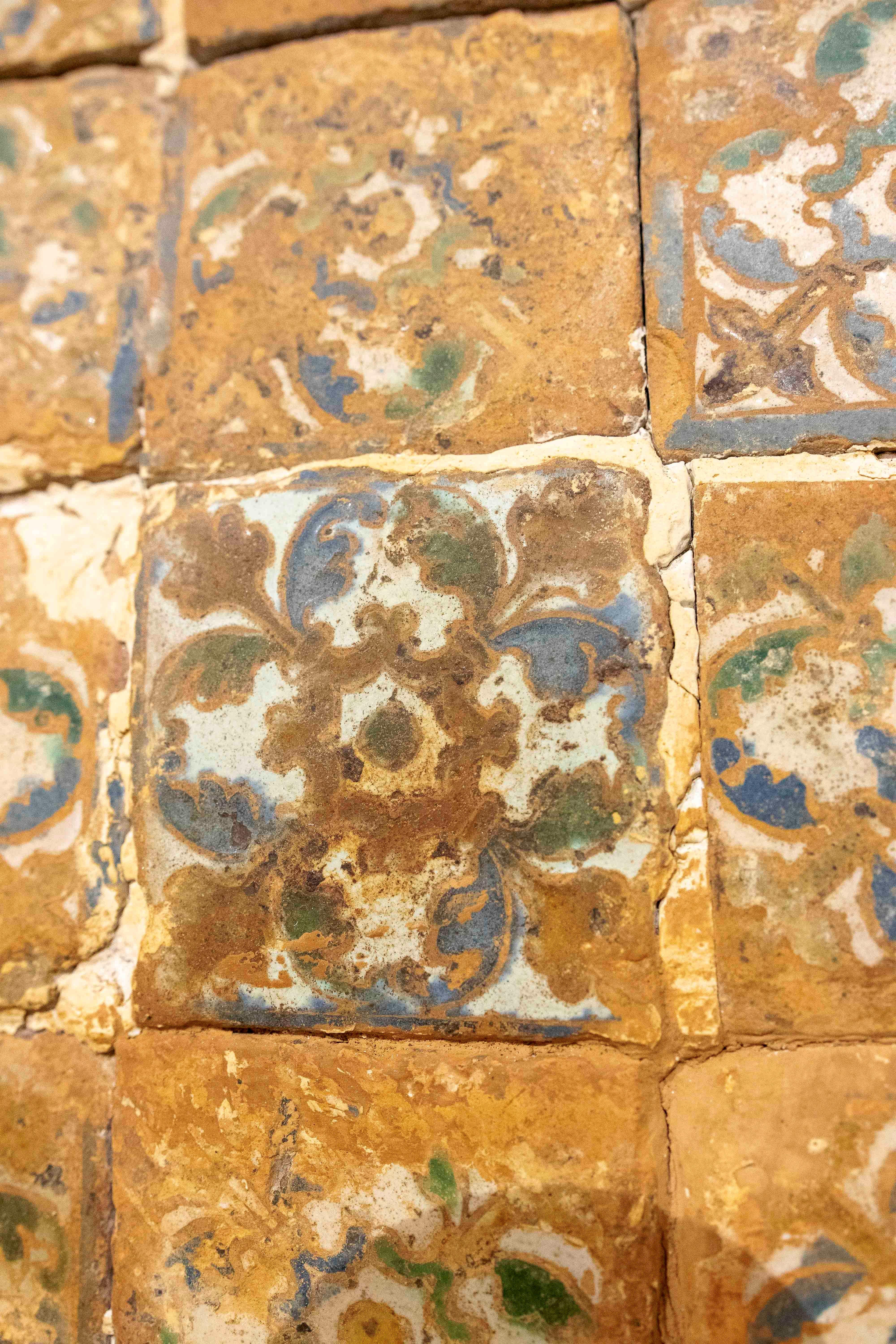 16th Antique Panel of Twelve Antique Tiles with Floral Motifs en vente 2