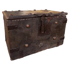 Coffre ancien en bois du XVIe siècle, avec ferrures en fer forgé et serrure d'origine.