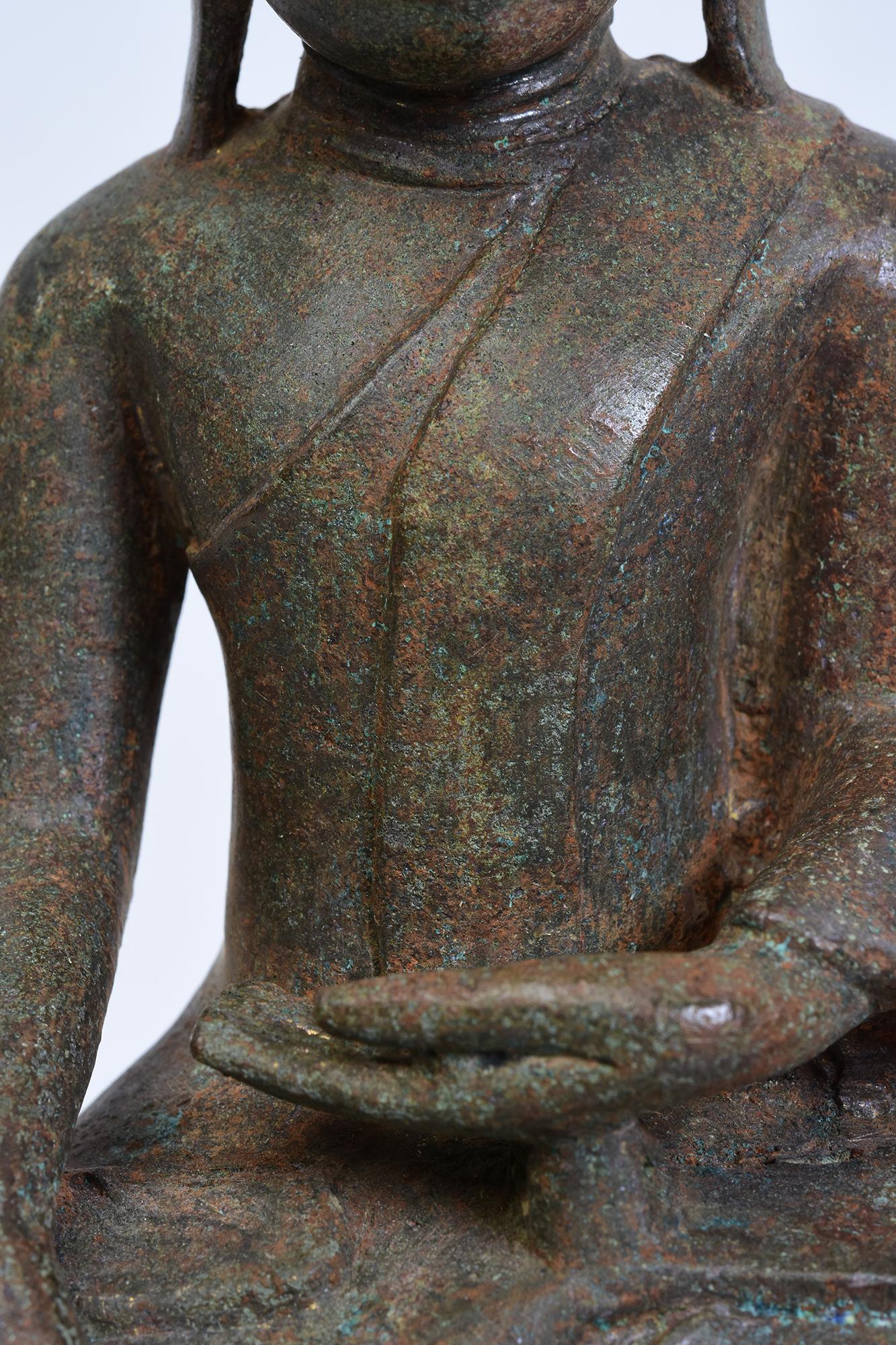 Ava, antike birmanische sitzende Buddha-Statue aus Bronze auf doppeltem Lotussockel aus dem 16. Jahrhundert (Birmanisch) im Angebot