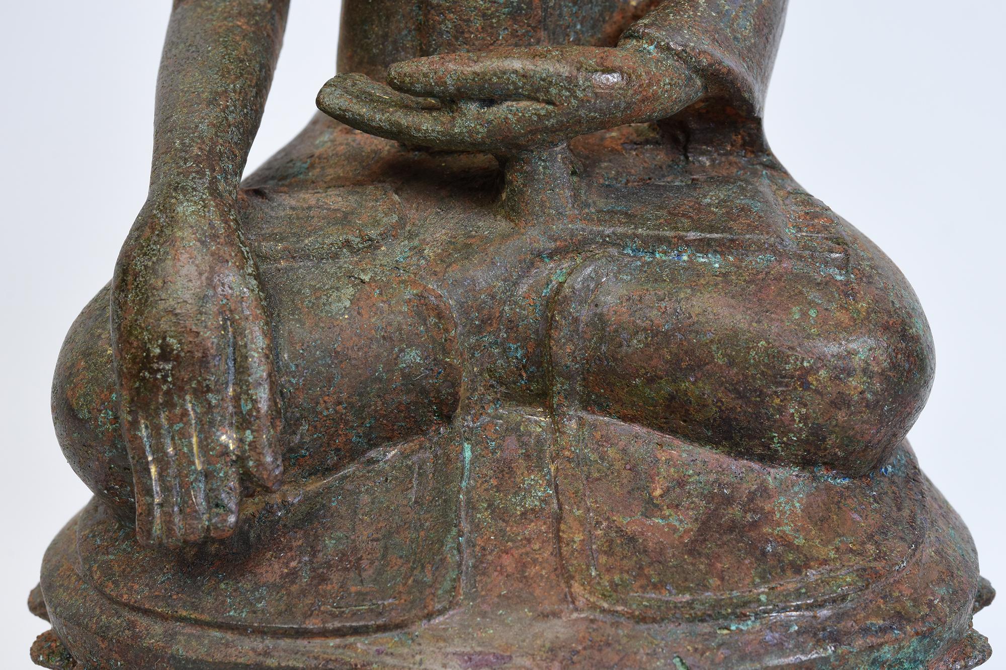 Ava, antike birmanische sitzende Buddha-Statue aus Bronze auf doppeltem Lotussockel aus dem 16. Jahrhundert (Handgeschnitzt) im Angebot