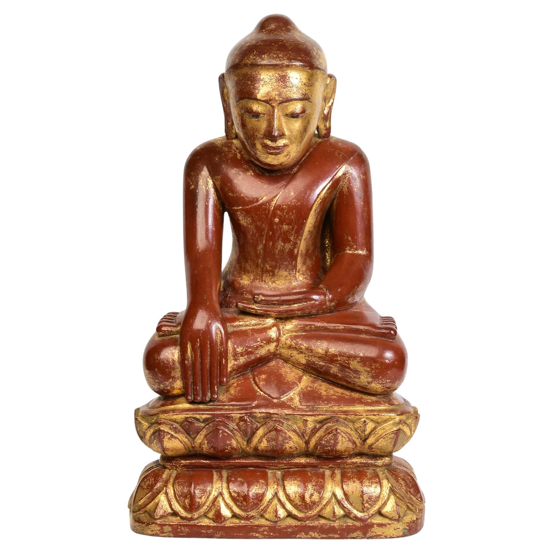 16. C., Ava, Seltener antiker birmanischer sitzender Buddha aus Holz auf doppeltem Lotussockel