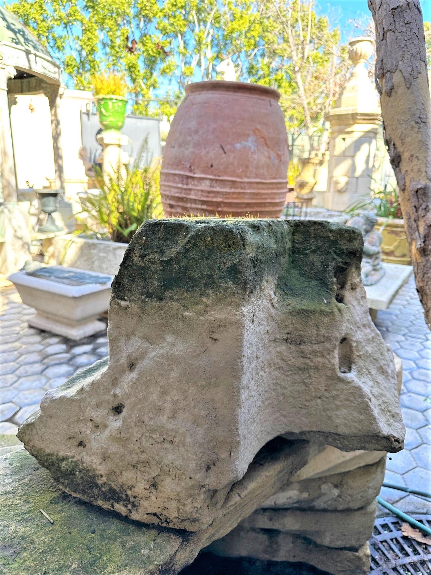 16th C. Hand Carved Capital Stone Base Architectural Element Sculpture Pedestal en vente 2