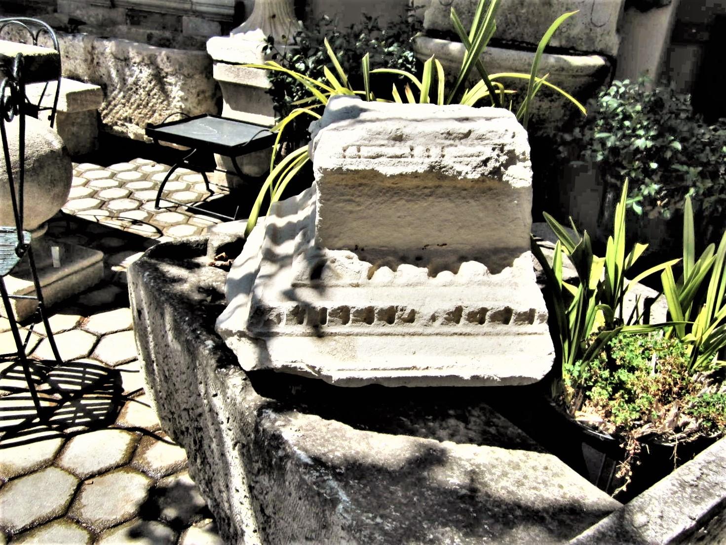 16th C. Hand Carved Capital Stone Base Architectural Element Sculpture Pedestal en vente 5