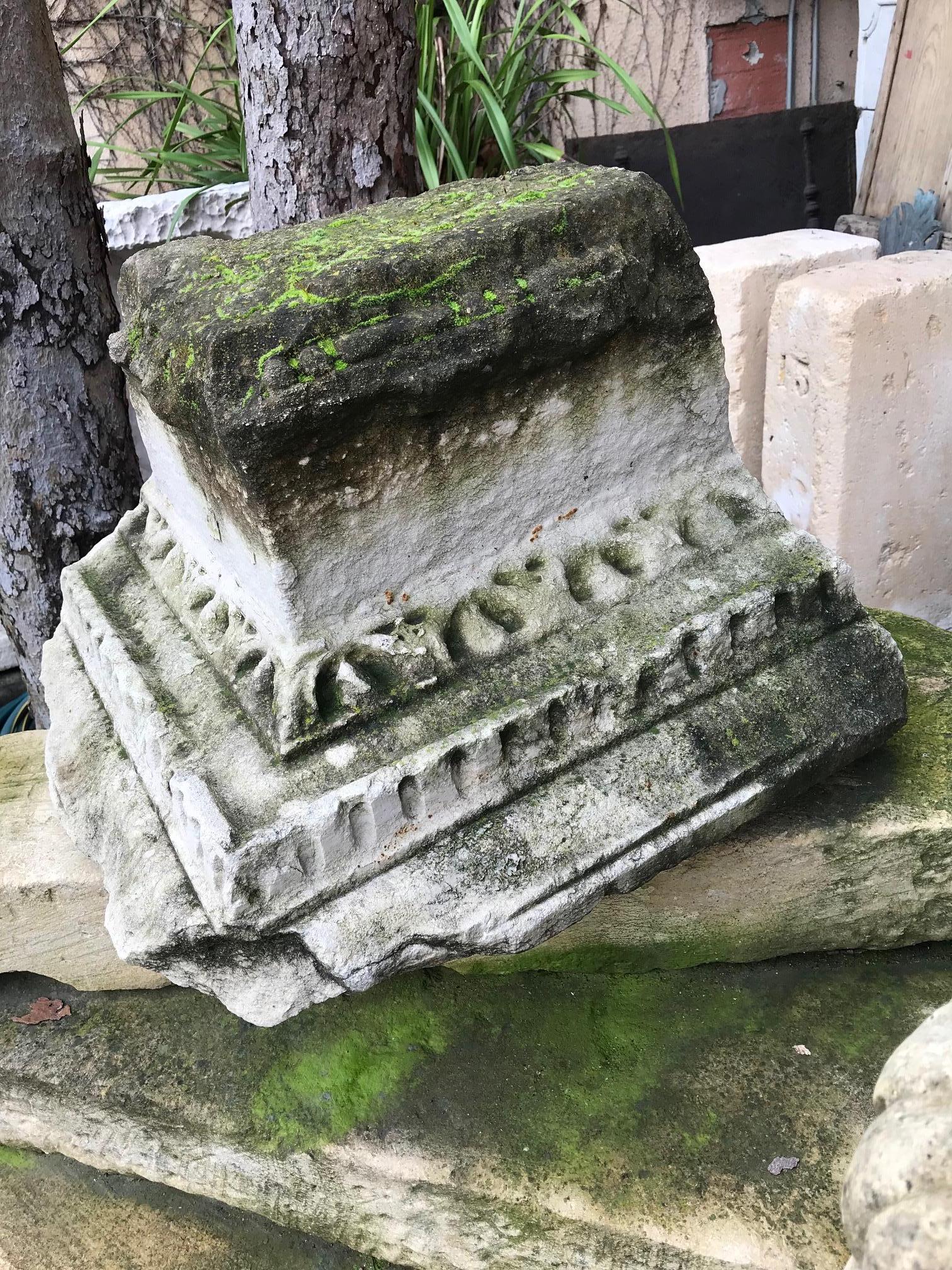 16th C. Hand Carved Capital Stone Base Architectural Element Sculpture Pedestal en vente 8