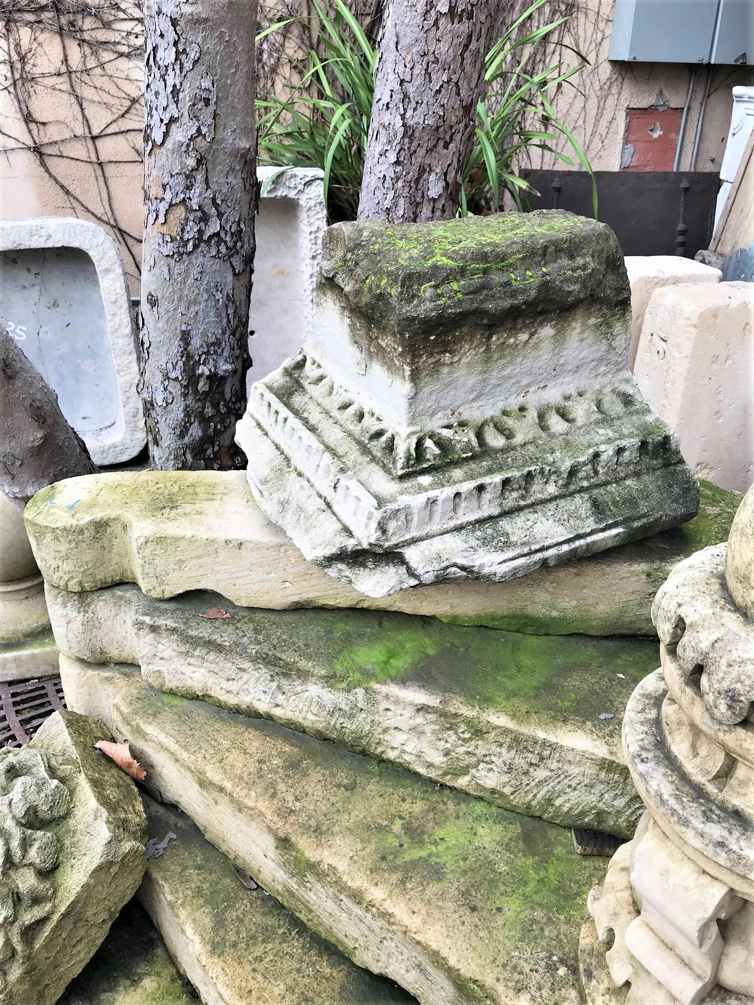 16th C. Hand Carved Capital Stone Base Architectural Element Sculpture Pedestal en vente 10
