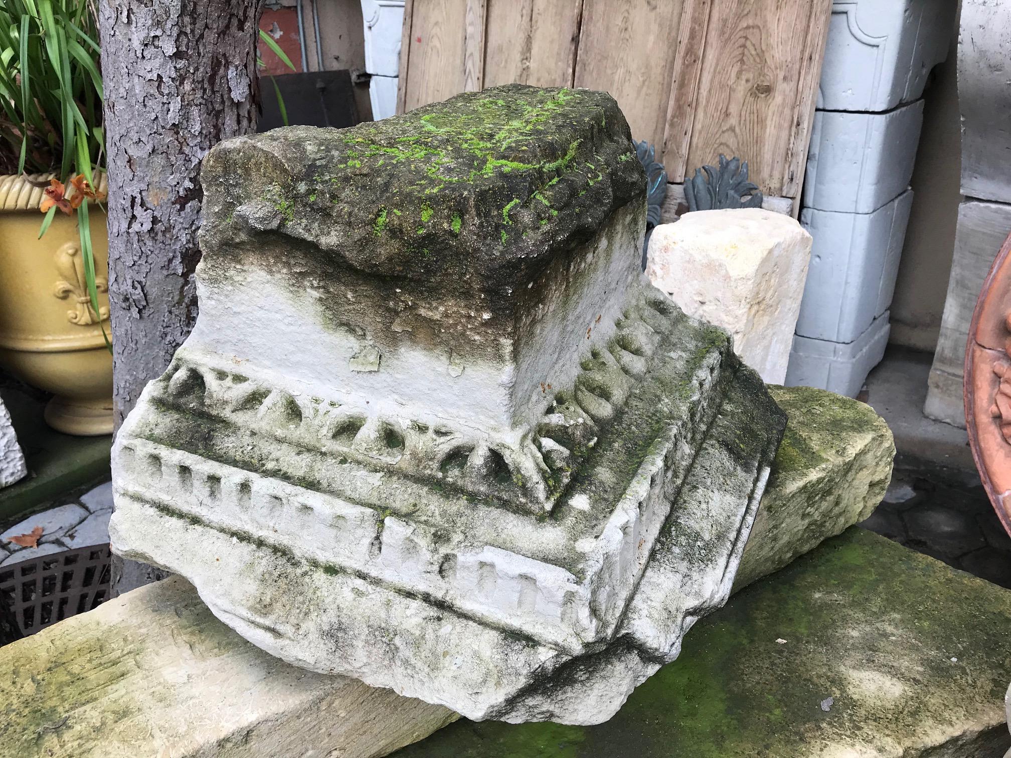 A.I.C. 16th C. Hand Carved Capital Stone Base Architectural Element Sculpture Pedestal. Très rare chapiteau d'angle Renaissance du XVIe siècle. Chapiteau en pierre calcaire sculpté à la main provenant d'un cloître en France. D'un point de vue