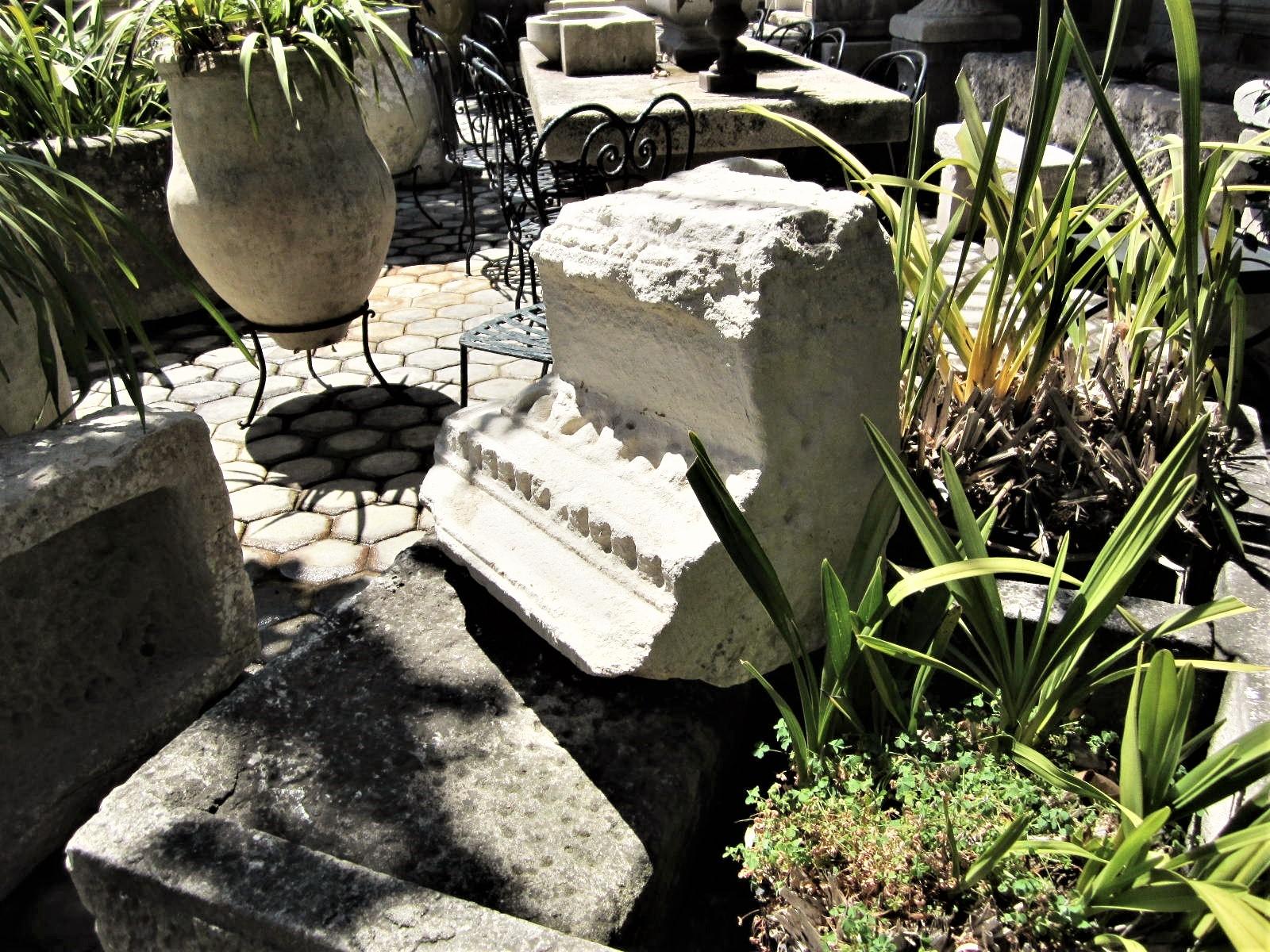 16th C. Hand Carved Capital Stone Base Architectural Element Sculpture Pedestal en vente 12