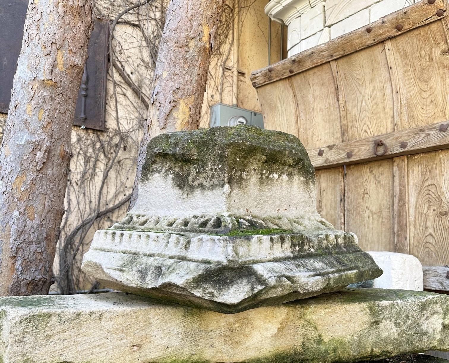 Français 16th C. Hand Carved Capital Stone Base Architectural Element Sculpture Pedestal en vente