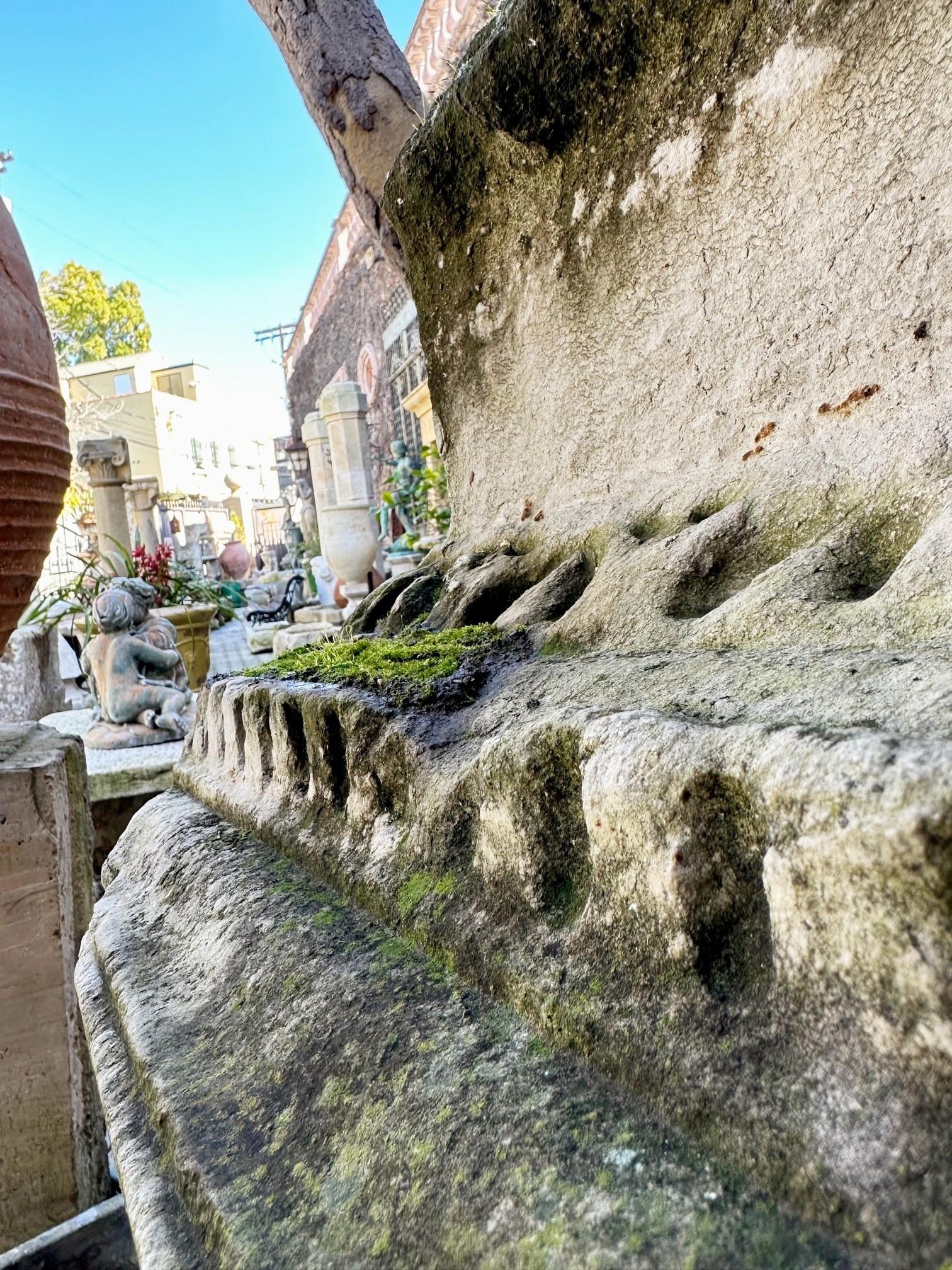 XVIIIe siècle et antérieur 16th C. Hand Carved Capital Stone Base Architectural Element Sculpture Pedestal en vente