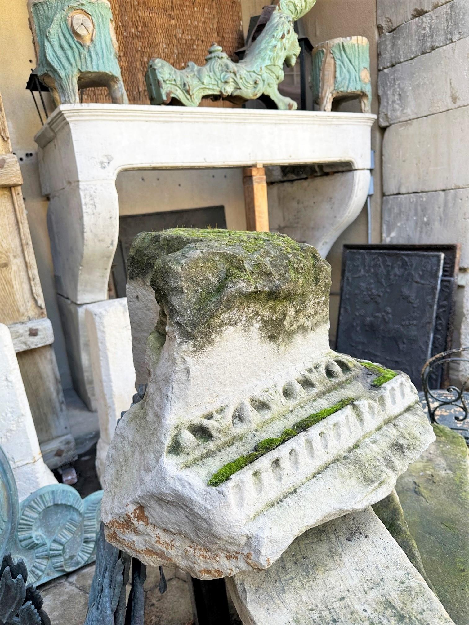 Pierre 16th C. Hand Carved Capital Stone Base Architectural Element Sculpture Pedestal en vente