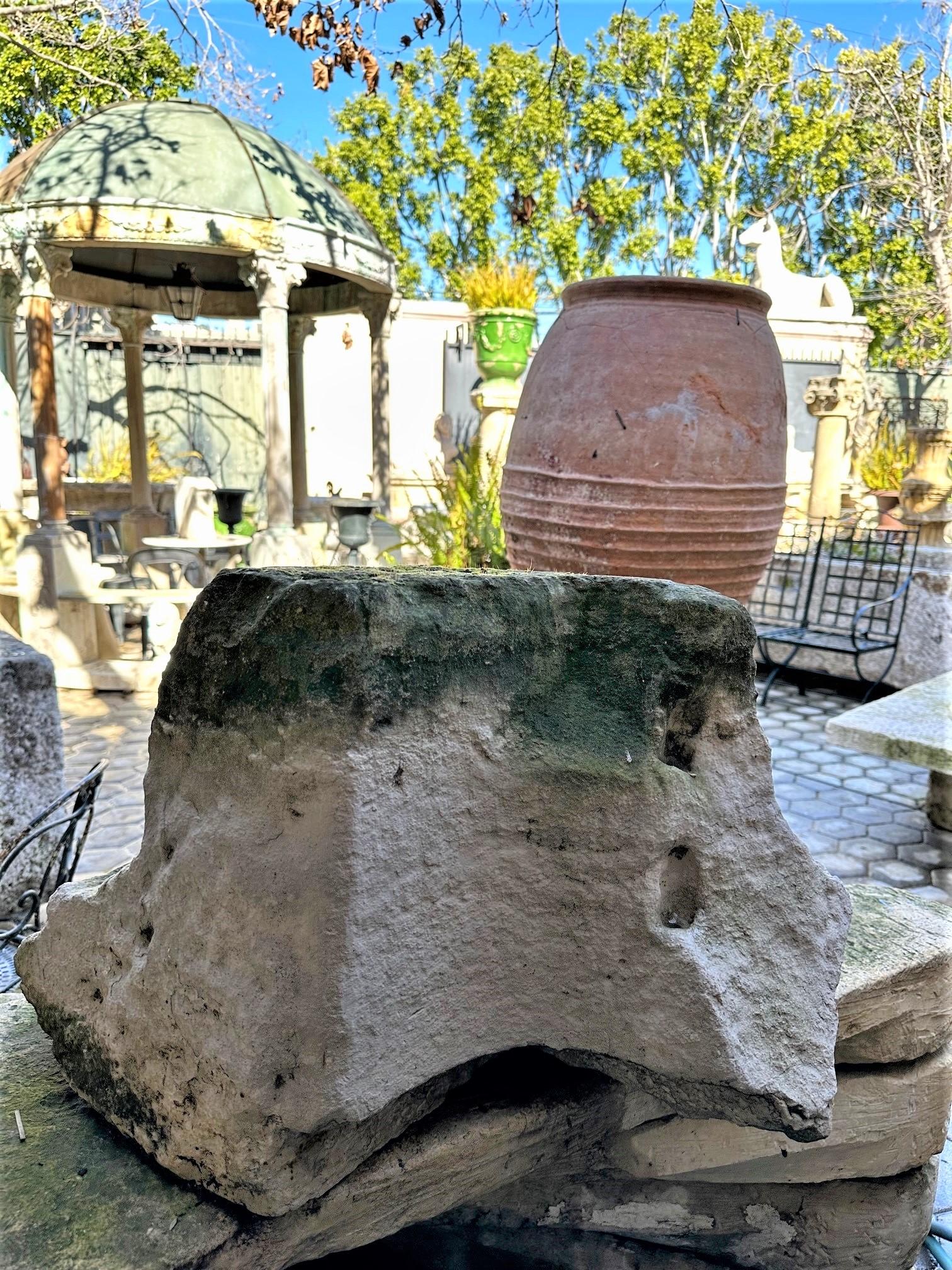 16th C. Hand Carved Capital Stone Base Architectural Element Sculpture Pedestal en vente 1