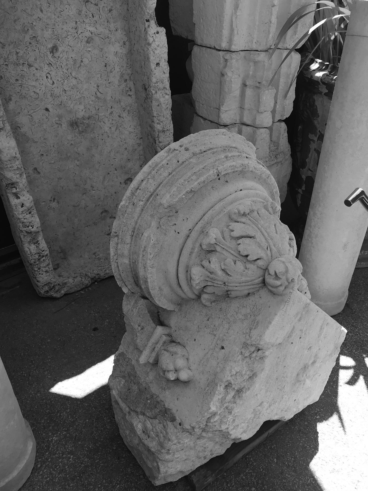 Table basse de jardin en pierre sculptée à la main socle Antiquités Los Angeles CA en vente 7