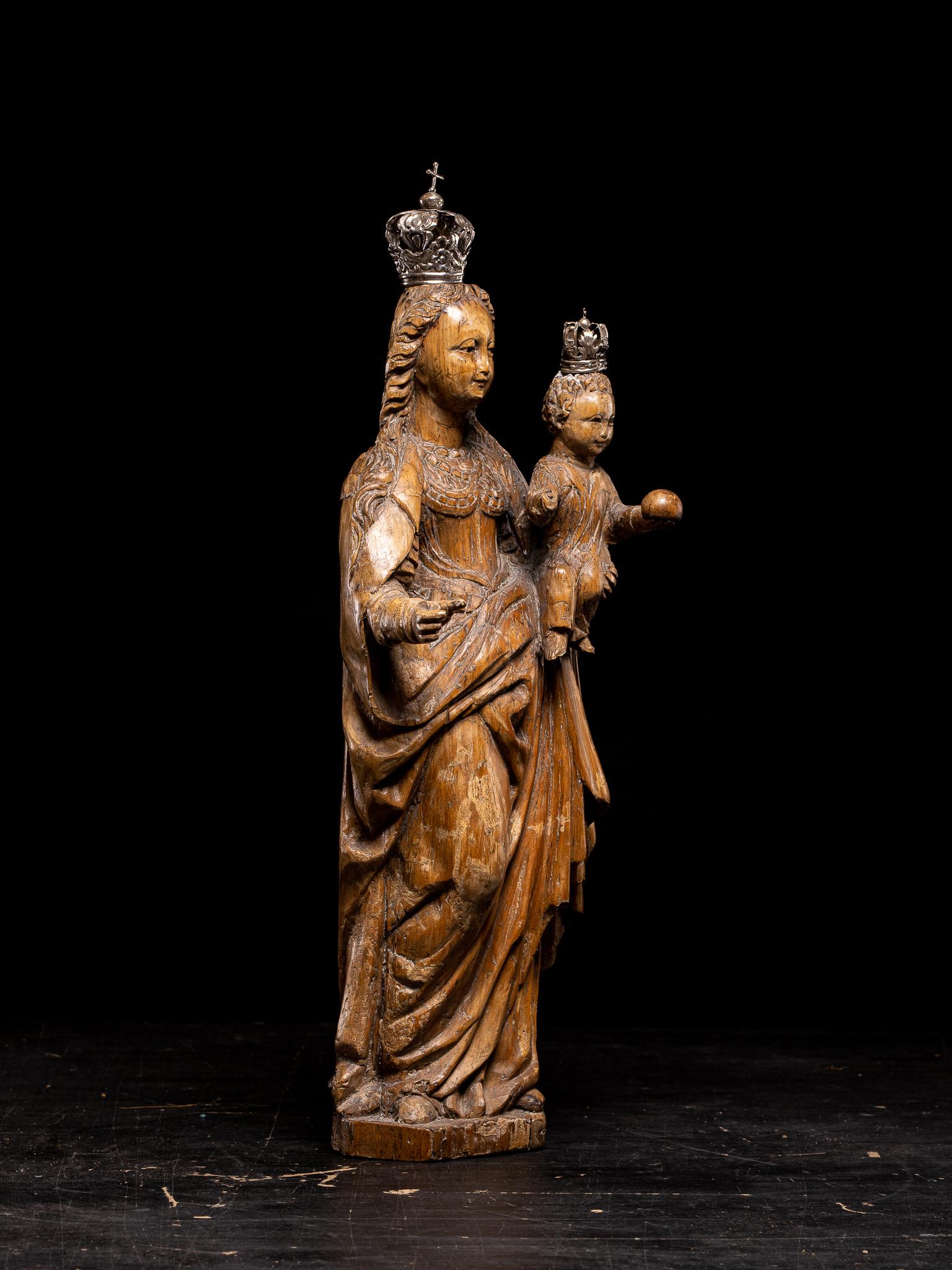Legno di alberi da frutto Bambola di Mechelen del XVI secolo - lettera M intagliata sul retro - con alcuni resti di policromia. in vendita