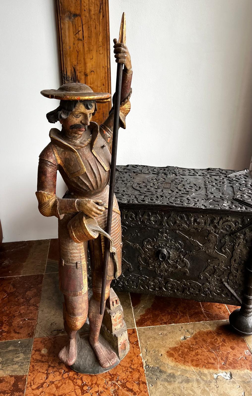 Proveniente dalla stimata collezione del Barone Nathaniel de Rothschild, questa squisita figura in legno intagliato e policromato dell'inizio del XVI secolo raffigurante San Floriano è un raro esempio di scultura devozionale tardo-gotica. Soldato