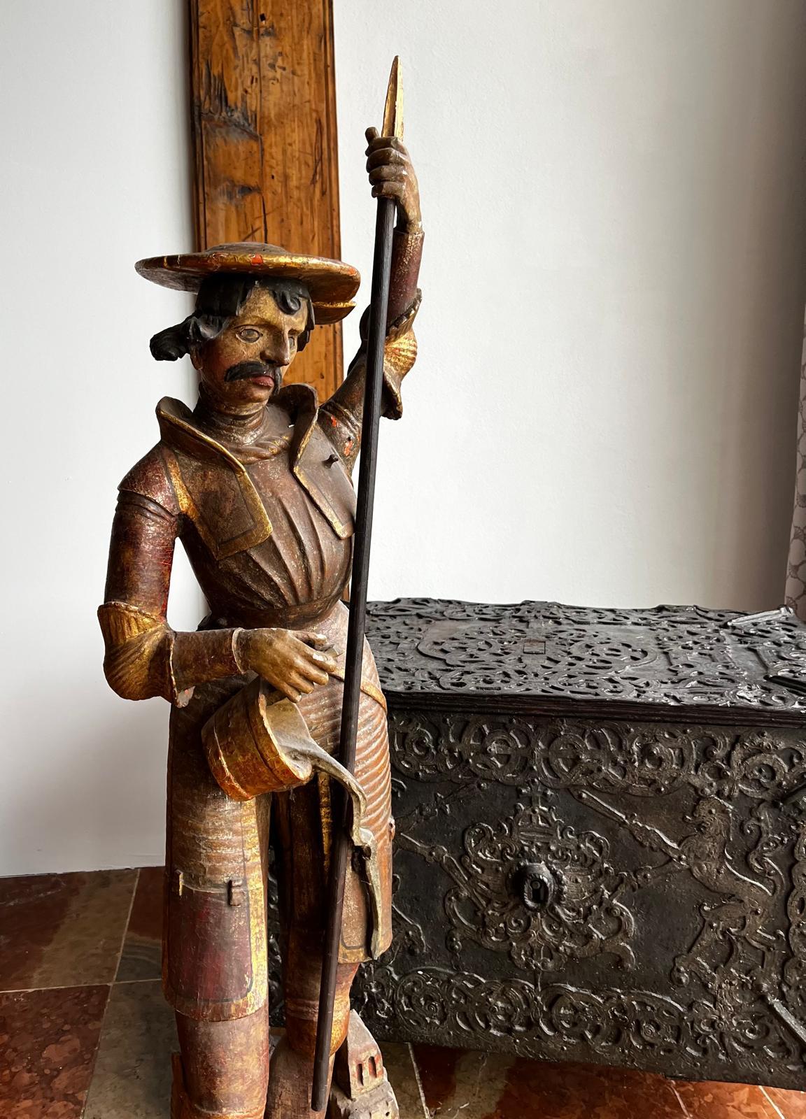 Intagliato a mano San Floriano scolpito in policromia del XVI secolo, ex Collezione N. Rothschild in vendita