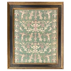 Fragment de textile espagnol du 16e siècle brodé en soie et lin avec personnages et animaux