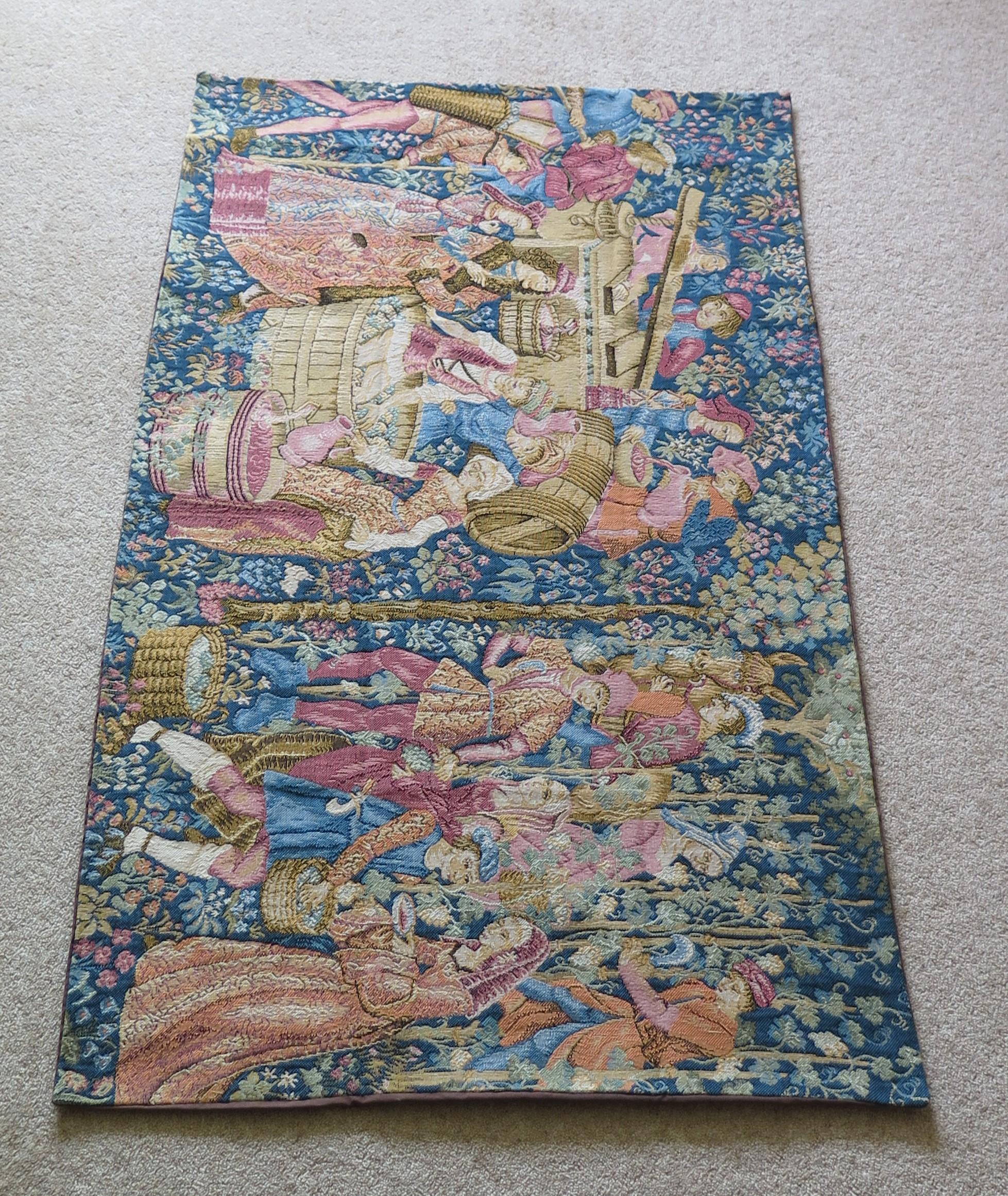 Tapisserie murale tissée représentant la fabrication du vin, France, 20e siècle Bon état à Lincoln, Lincolnshire