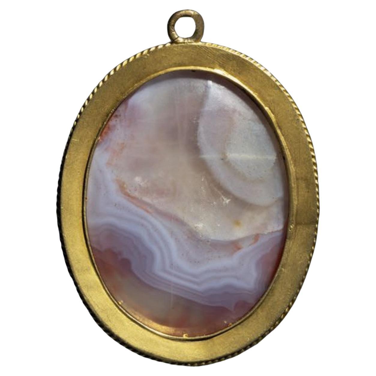 Two-layered agate cameo, red and white, depicting Roman Charity on an amati background.
Italia, siglo XVI
H. 3,7 cm - L. 2,9 cm
Engaste de oro, sello de cabeza de águila, siglo XIX
H. con engaste 6 cm - A. 4,04 cm - Peso bruto: 25,6 g
El sujeto
