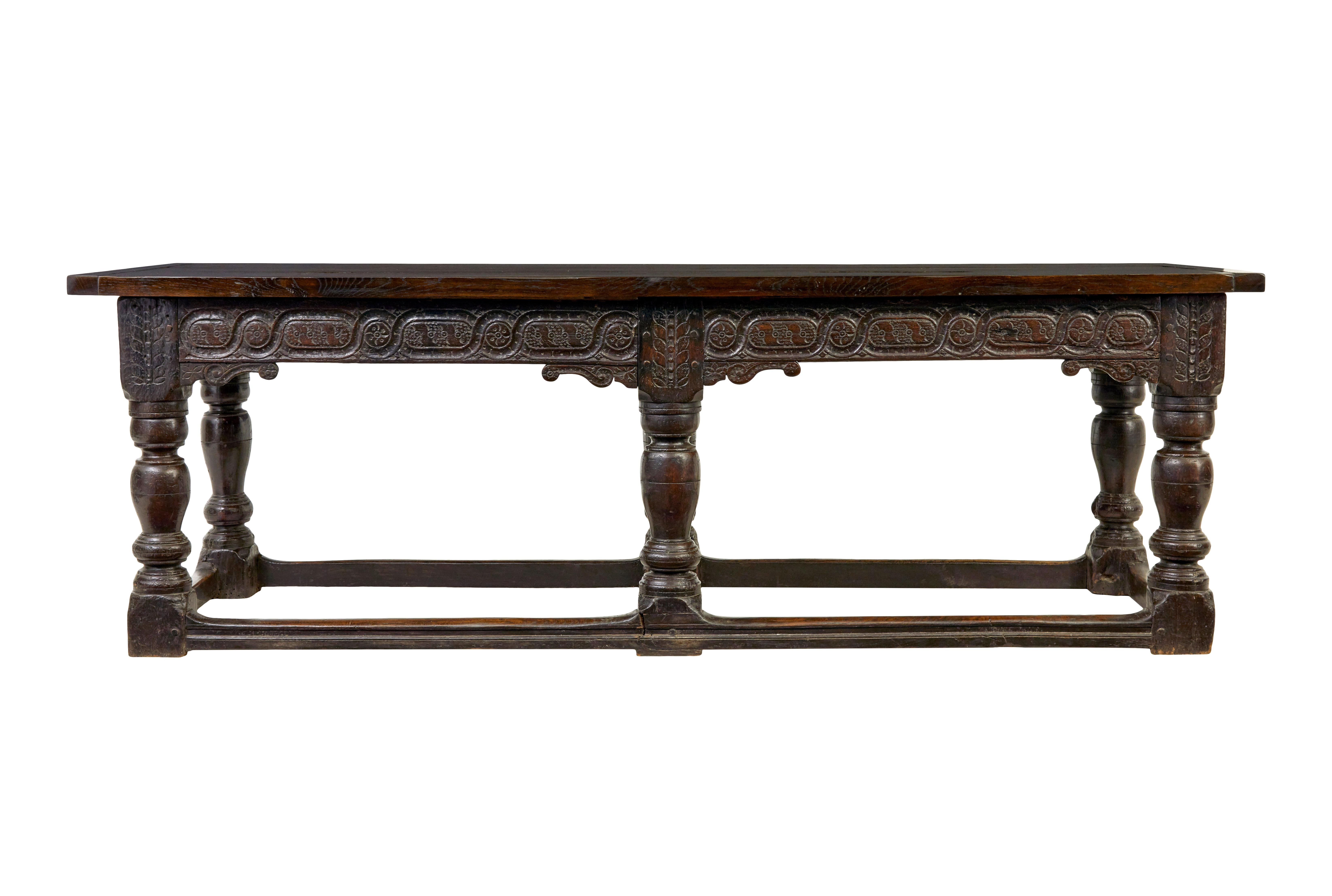 Tavolo da refettorio in rovere massiccio del XVI secolo e successivamente elisabettiano, circa 1590.

Siamo lieti di offrire questo bellissimo tavolo, con base d'epoca elisabettiana e piano in quercia a tre assi.  Fregio intagliato che gira intorno