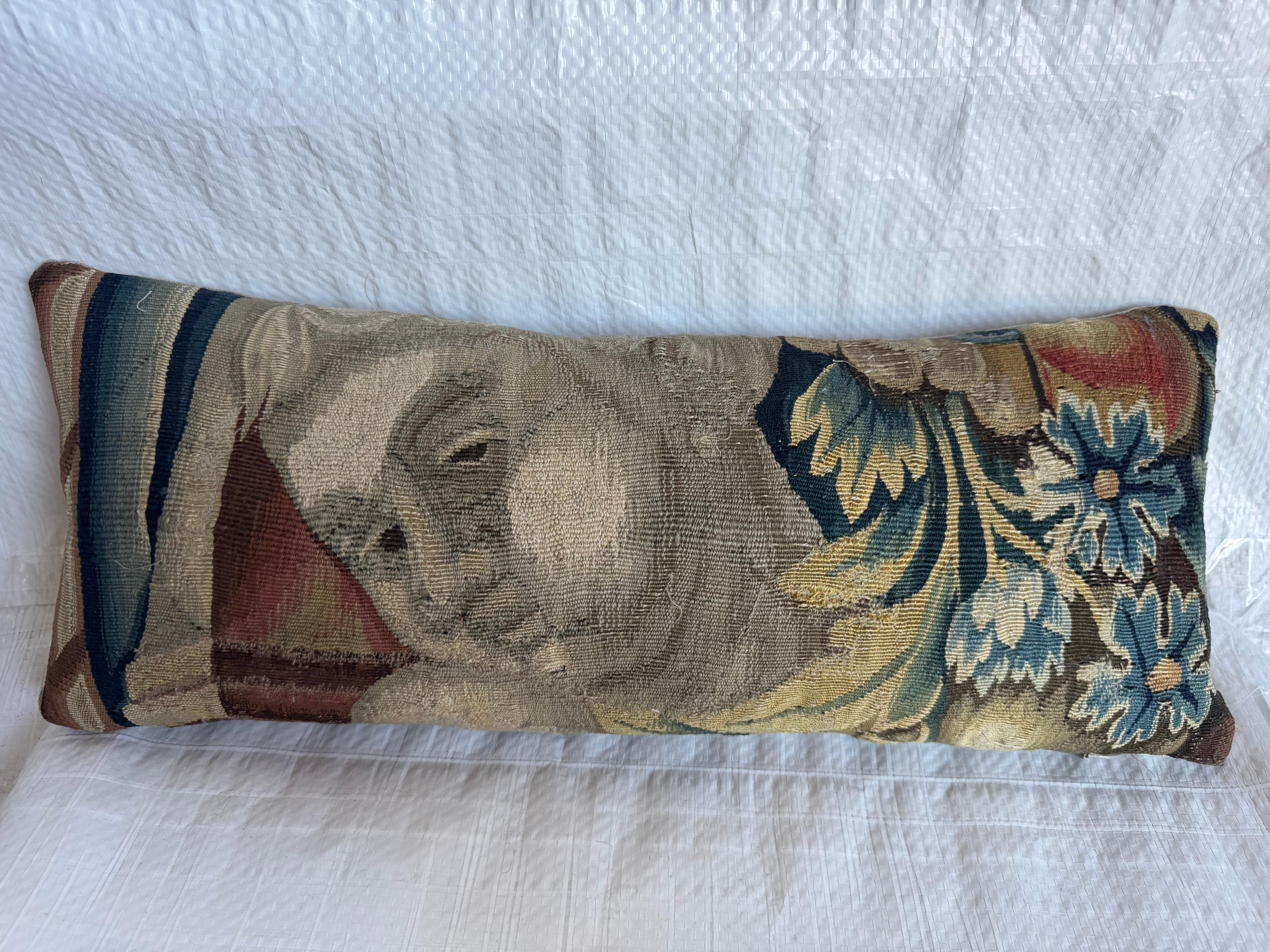 Un raro frammento di arazzo di Bruxelles del XVI secolo con un volto figurato splendidamente reso e incorniciato da fogliame e fiori stilizzati. La tavolozza è ricca e delicatamente invecchiata con toni di beige pietra, taupe caldo, avorio tenue,