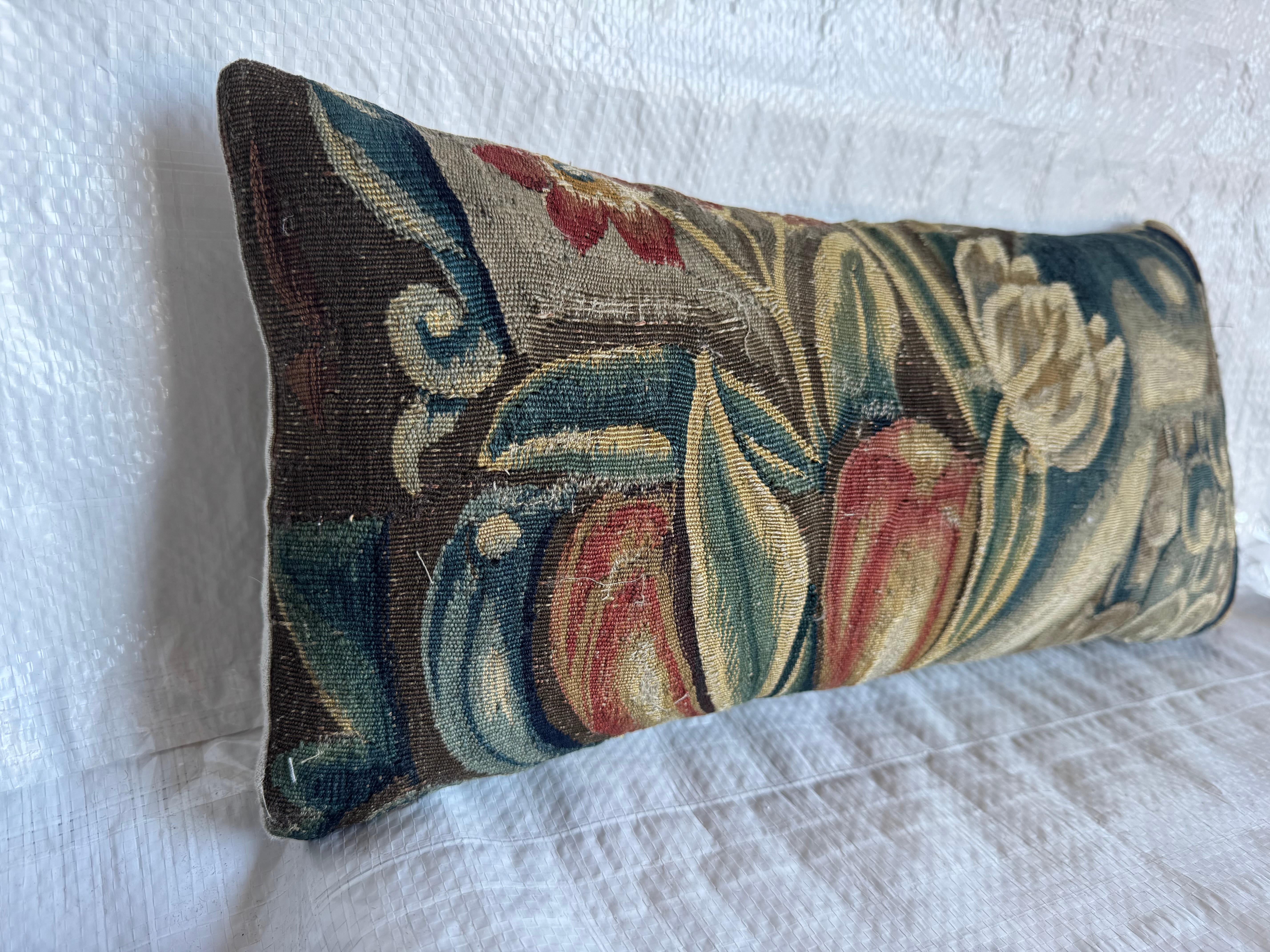 Empire Oreiller en tapisserie florale bruxelloise du 16e siècle en vente