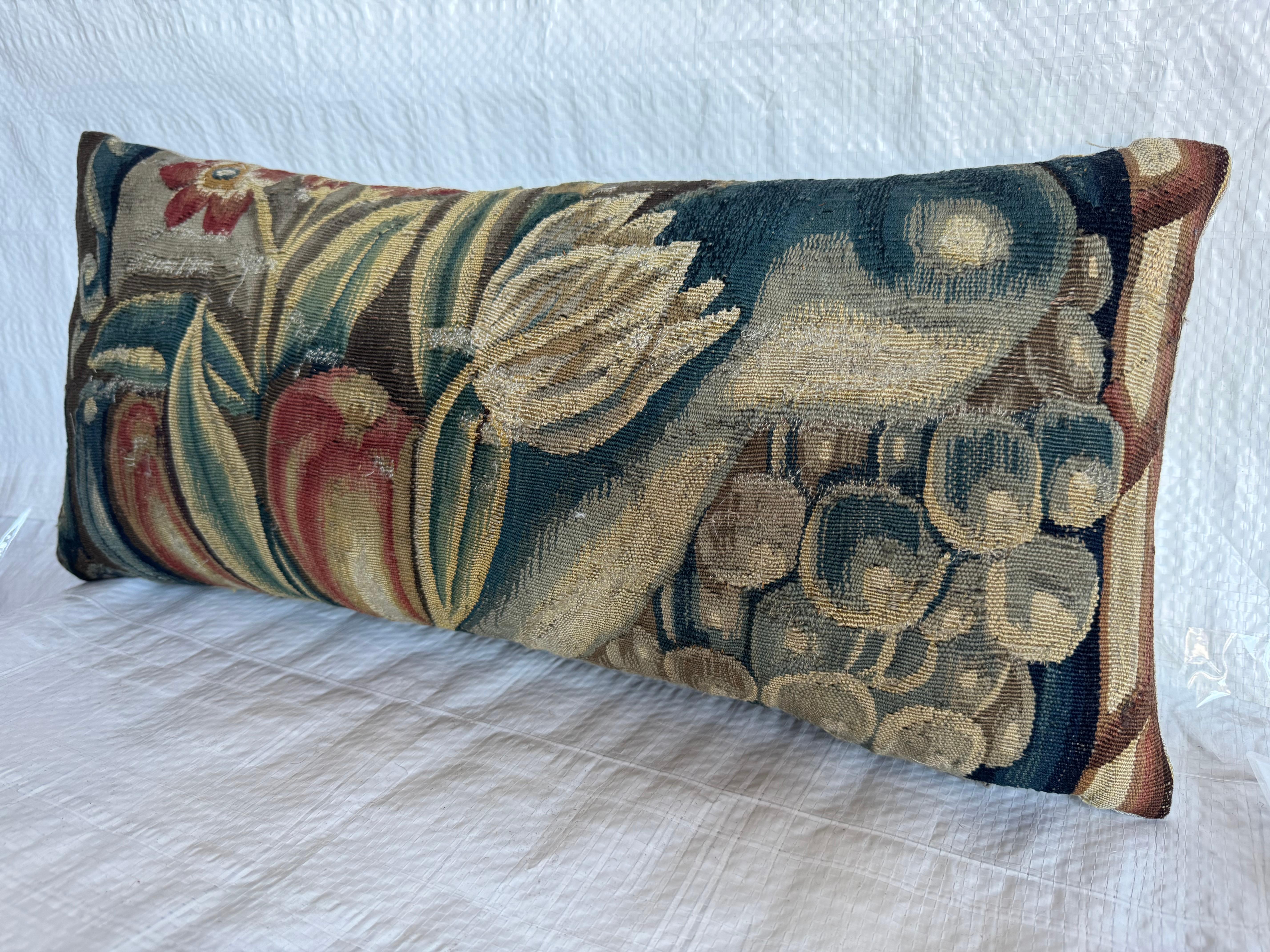 Français Oreiller en tapisserie florale bruxelloise du 16e siècle en vente