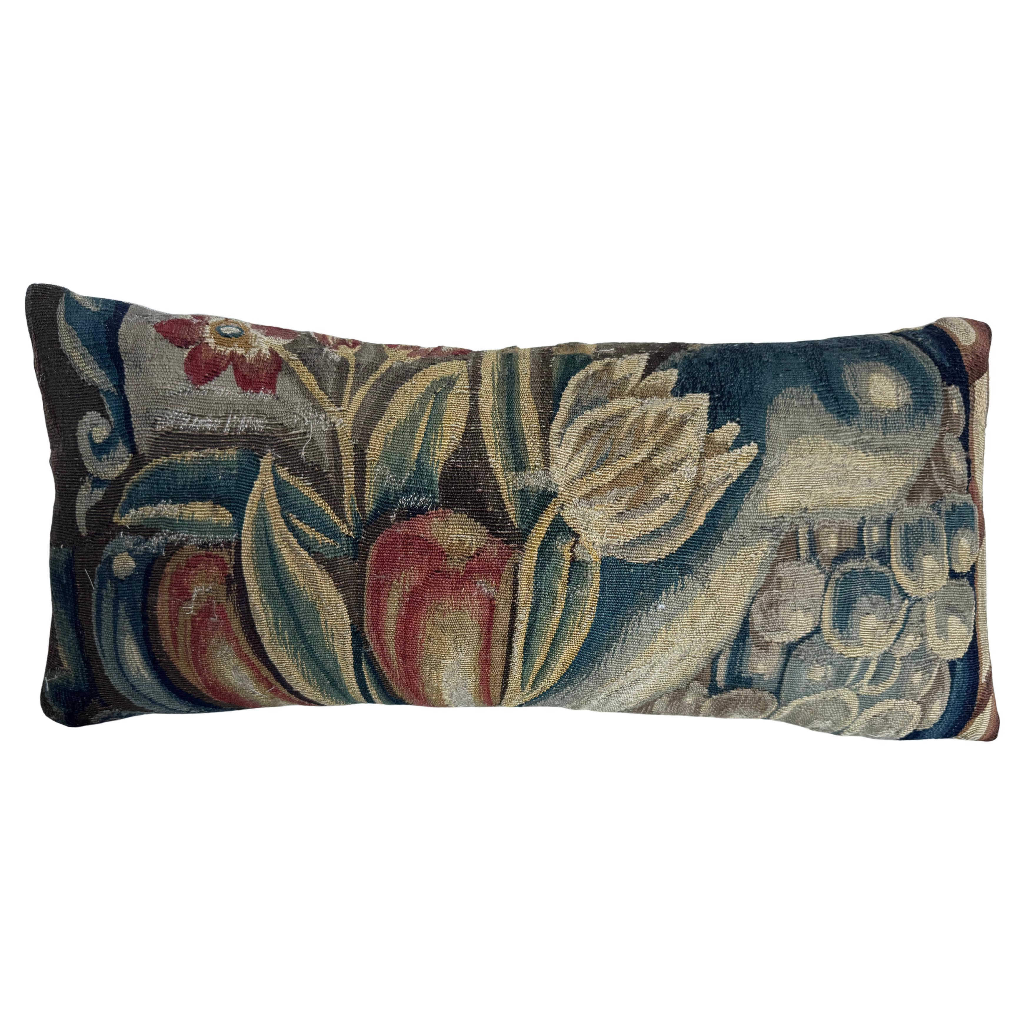 Oreiller en tapisserie florale bruxelloise du 16e siècle en vente