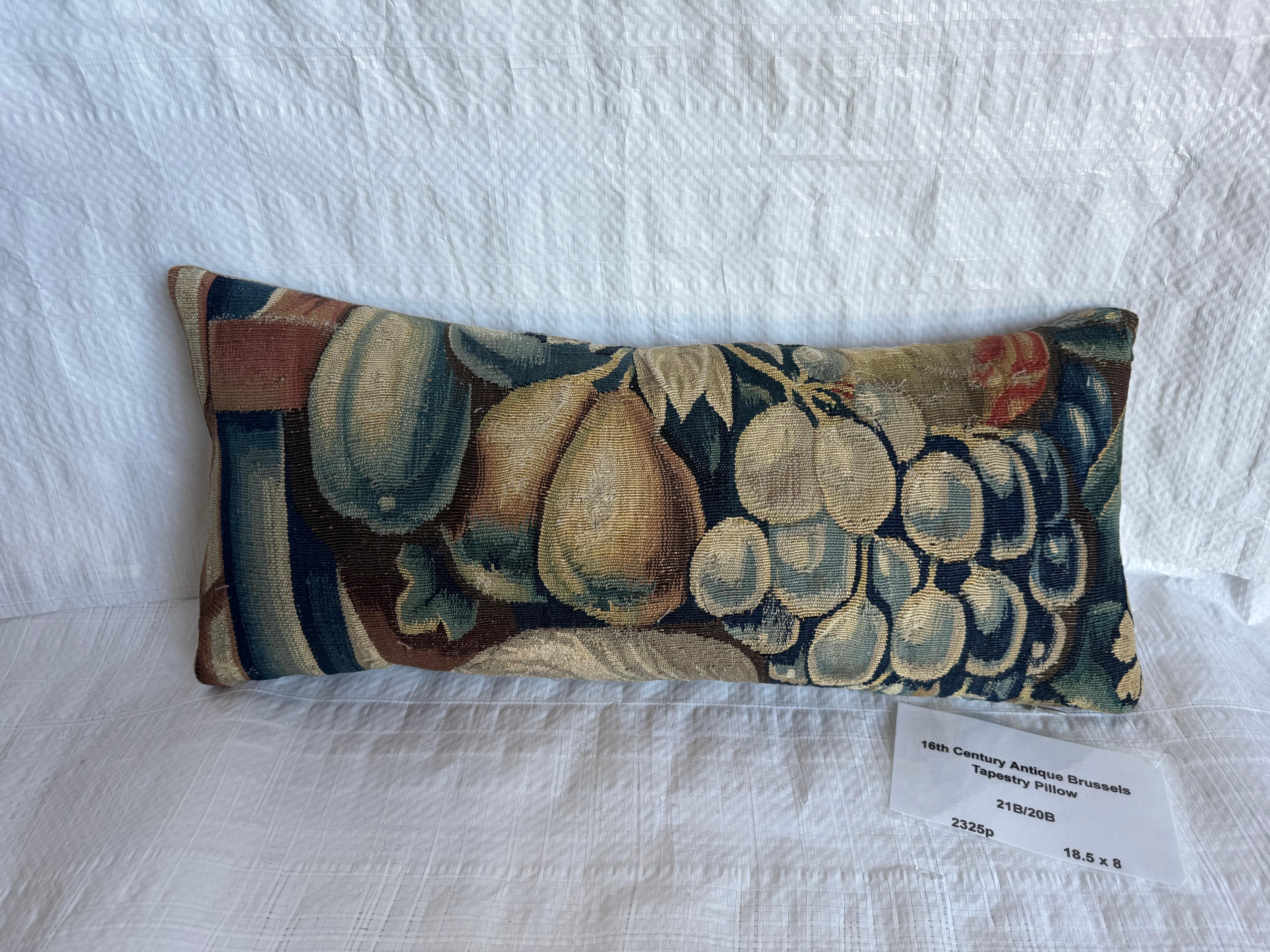 Exceptionnel fragment de tapisserie bruxelloise du XVIe siècle représentant des fruits et des feuillages stylisés dans une palette magnifiquement vieillie d'indigo profond, de sarcelle sourde, de beige sable chaud, de bronzage doré et d'ivoire doux.