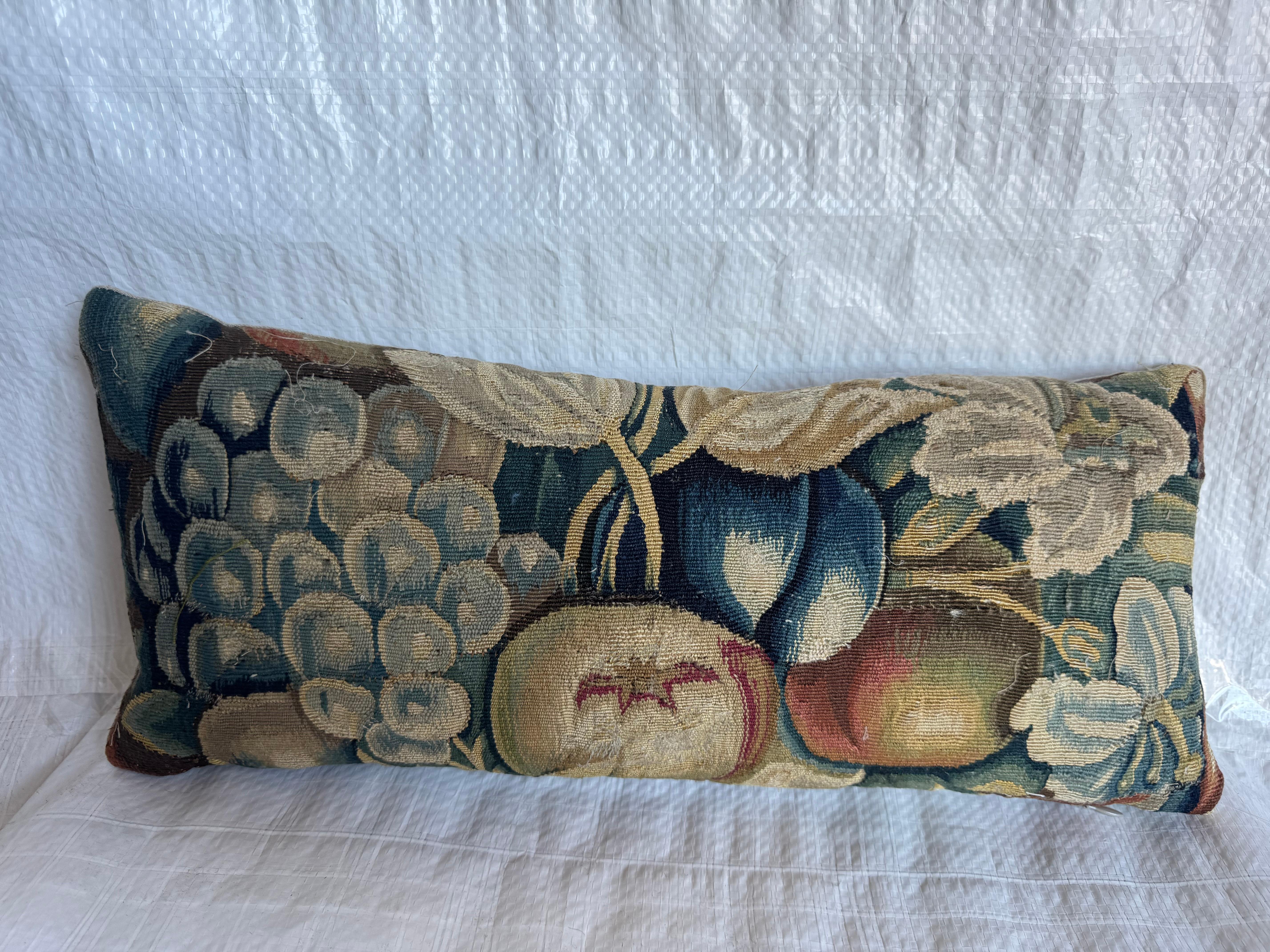 Magnifique fragment de tapisserie de Bruxelles du XVIe siècle représentant des fruits et des feuillages dans une palette richement vieillie d'indigo profond, de sarcelle sourde, d'ivoire doux, de taupe chaud et doré, de vert sauge et de touches de