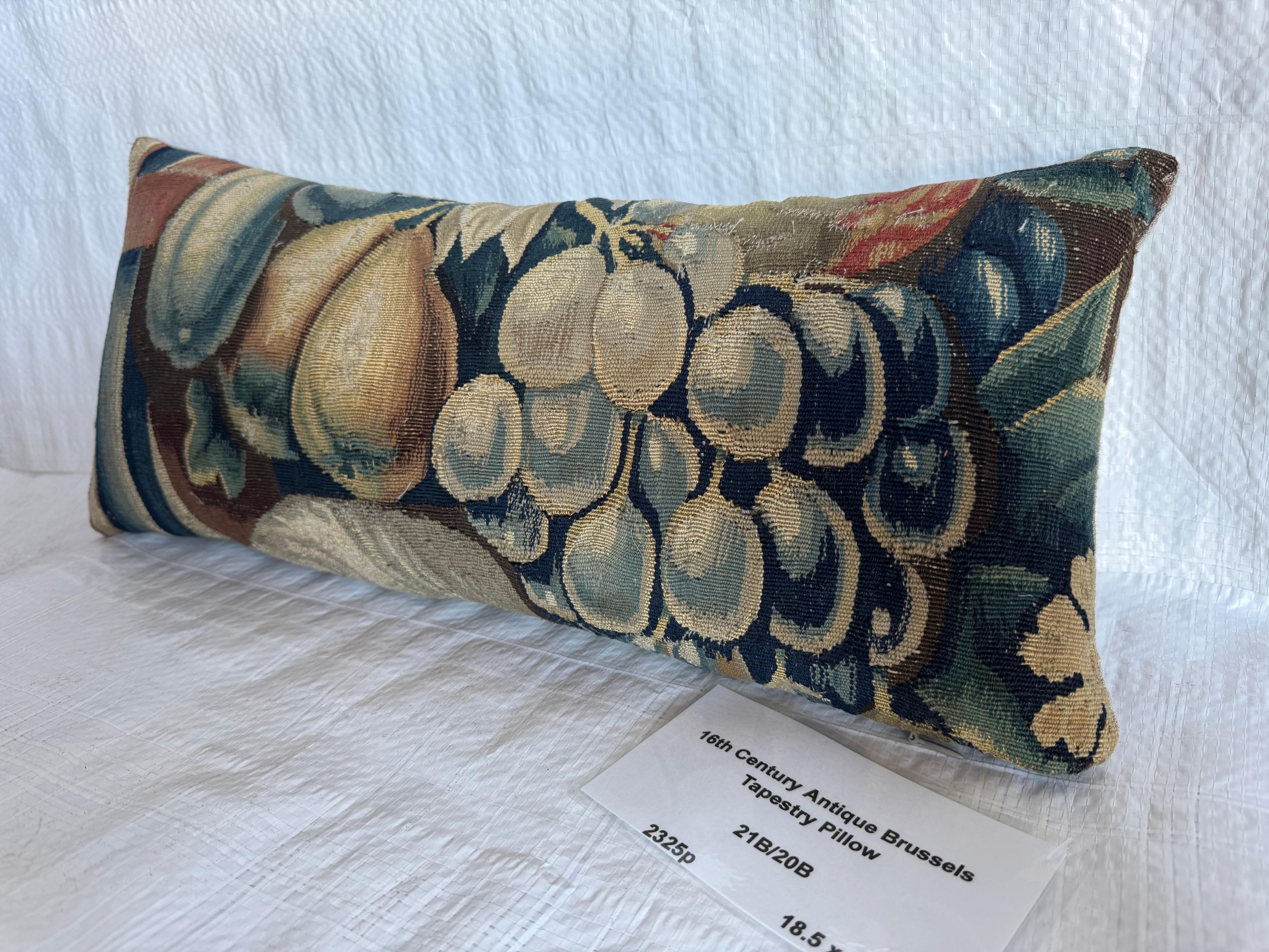 Renaissance Oreiller en tapisserie bruxelloise du 16e siècle sur les fruits en vente