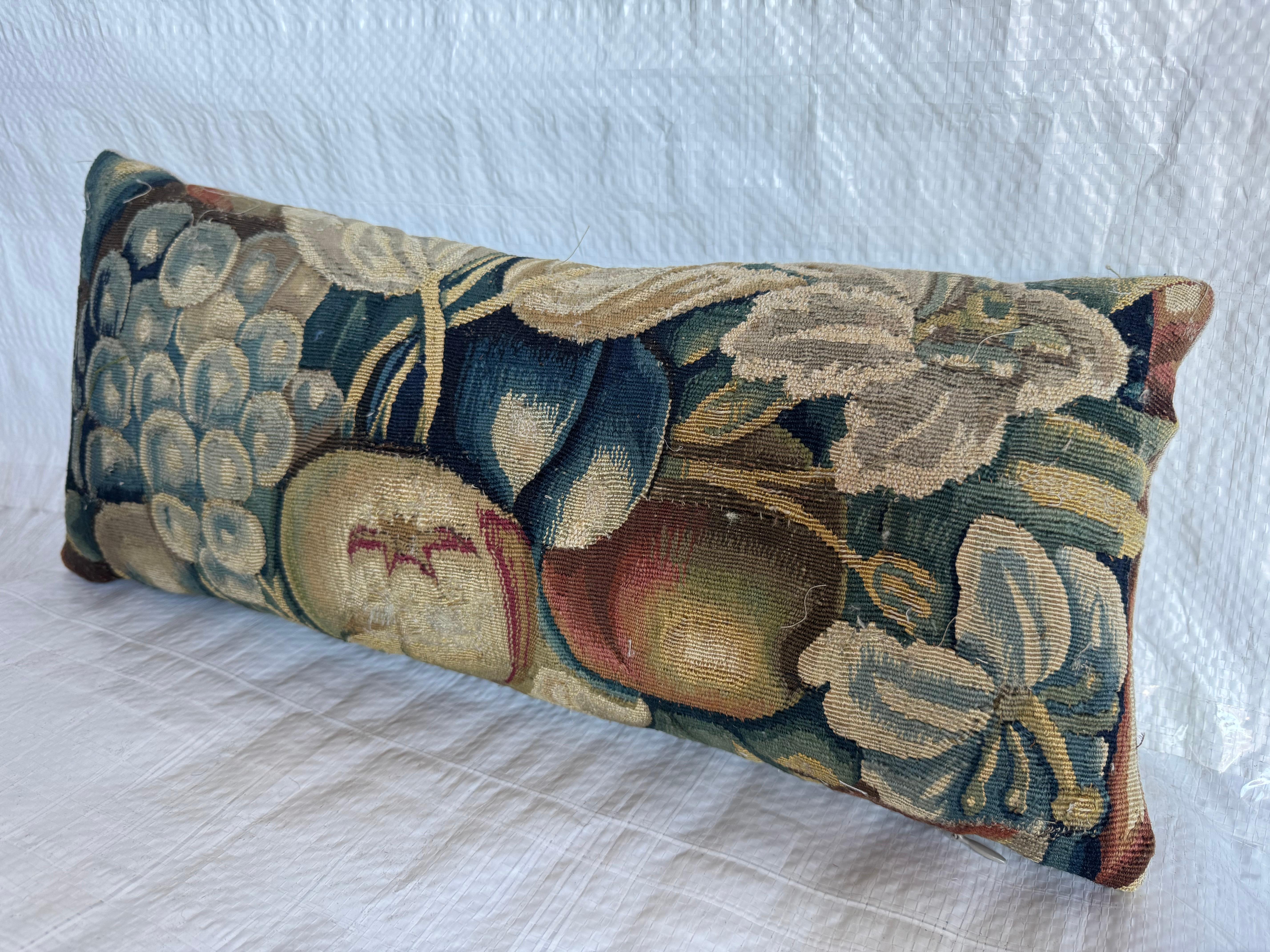 Empire Oreiller en tapisserie bruxelloise du 16e siècle sur les fruits en vente