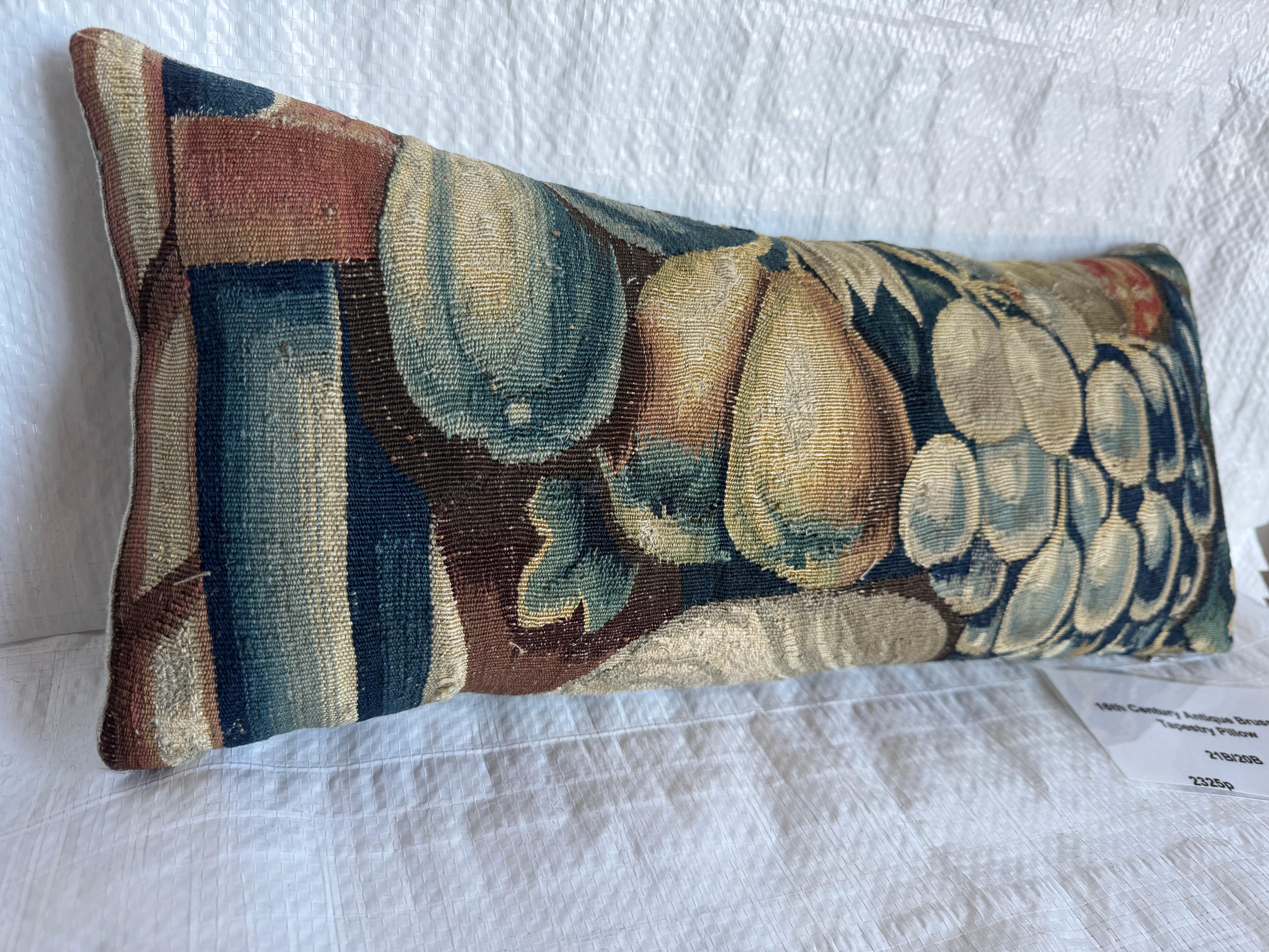 Français Oreiller en tapisserie bruxelloise du 16e siècle sur les fruits en vente