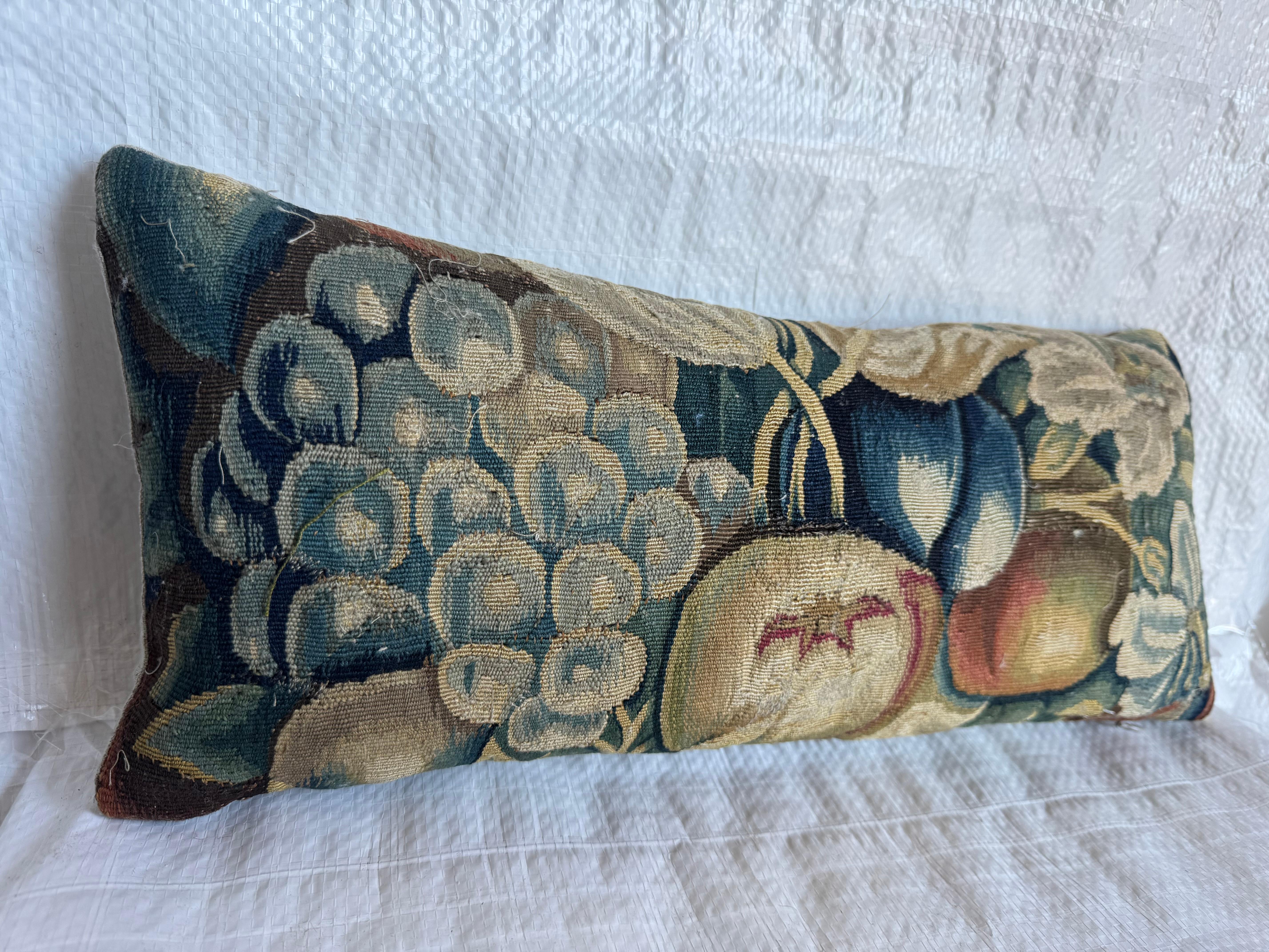 Français Oreiller en tapisserie bruxelloise du 16e siècle sur les fruits en vente