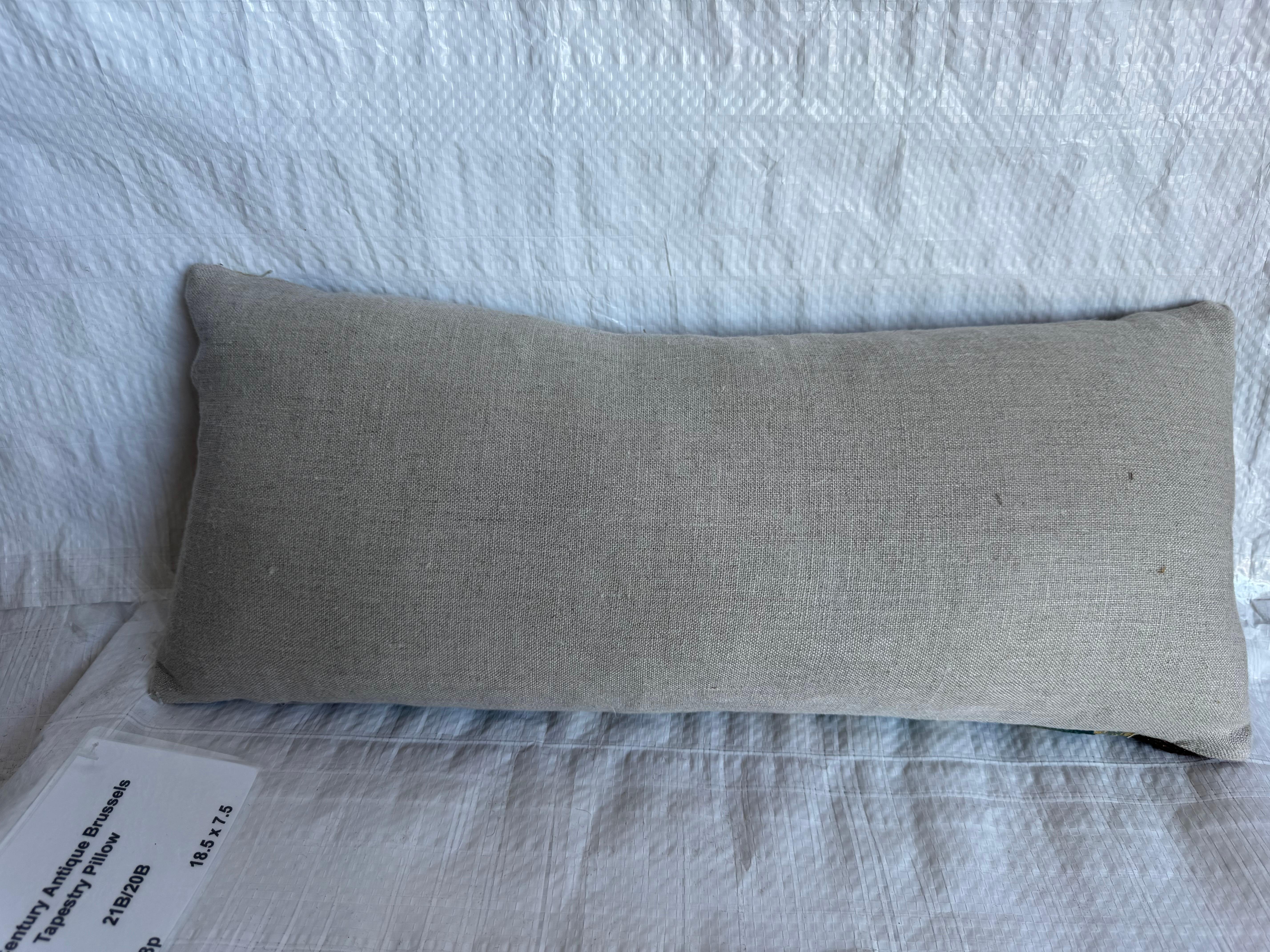 Oreiller en tapisserie bruxelloise du 16e siècle sur les fruits Bon état - En vente à Los Angeles, US