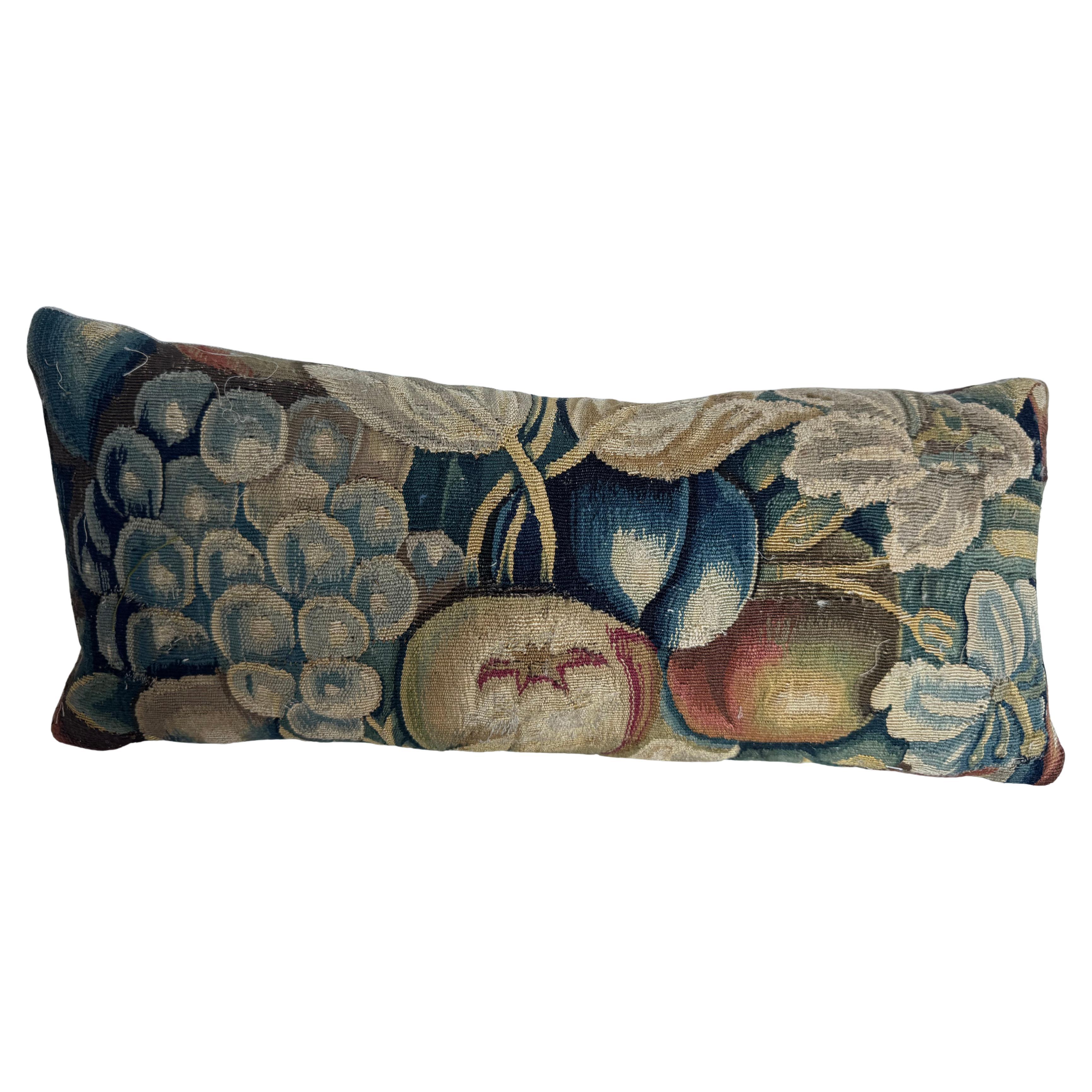 Oreiller en tapisserie bruxelloise du 16e siècle sur les fruits