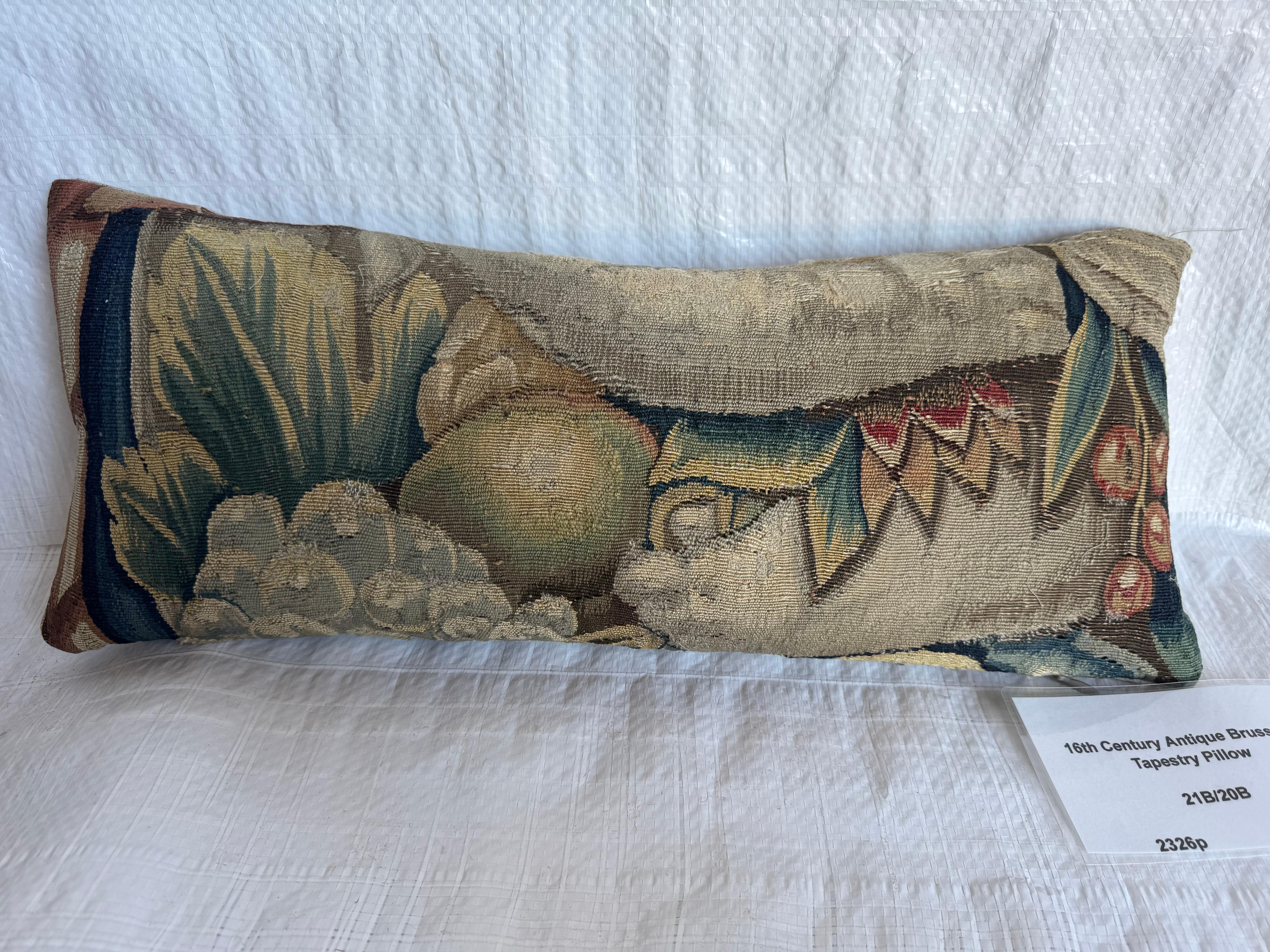 Ce fragment de tapisserie bruxelloise du XVIe siècle présente des fruits et des feuillages stylisés dans une palette magnifiquement vieillie de beige sable doux, de blé chaud, de taupe doré, d'olive atténuée, de sarcelle poussiéreuse, d'indigo